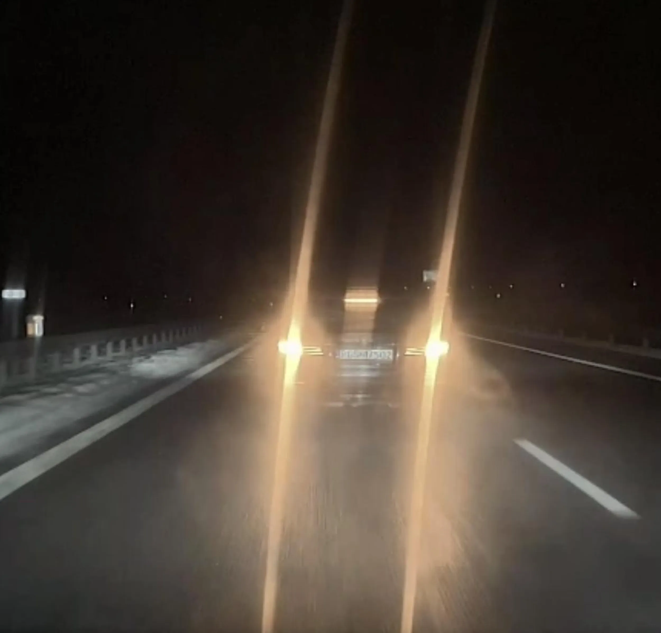 Świeci długimi na przepisowo jadące auta, wyprzedza i wyhamowuje przed maską za jazdę 90-100kmh w terenie niezabudowanym w złych warunkach, zostałeś zgłoszony na policję, oby cię dopadli :)