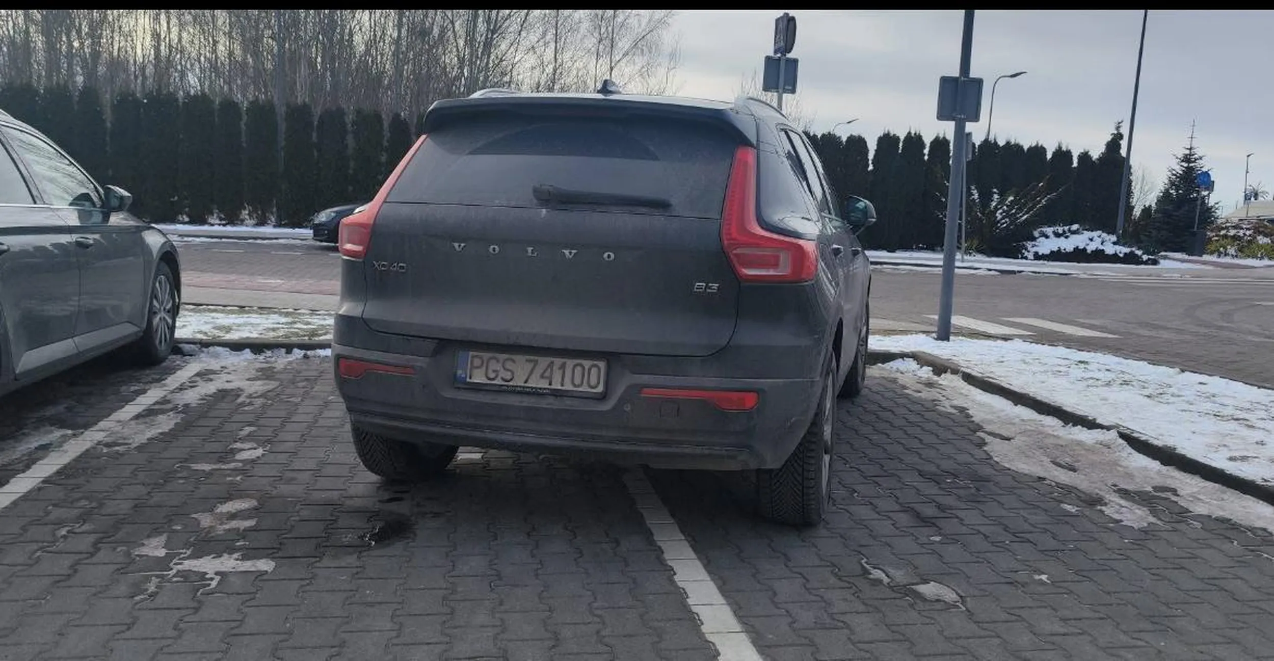 Kierowca totalny burak. Parkuje na dwóch miejscach pod basenem gdzie ciężko o miejsca.