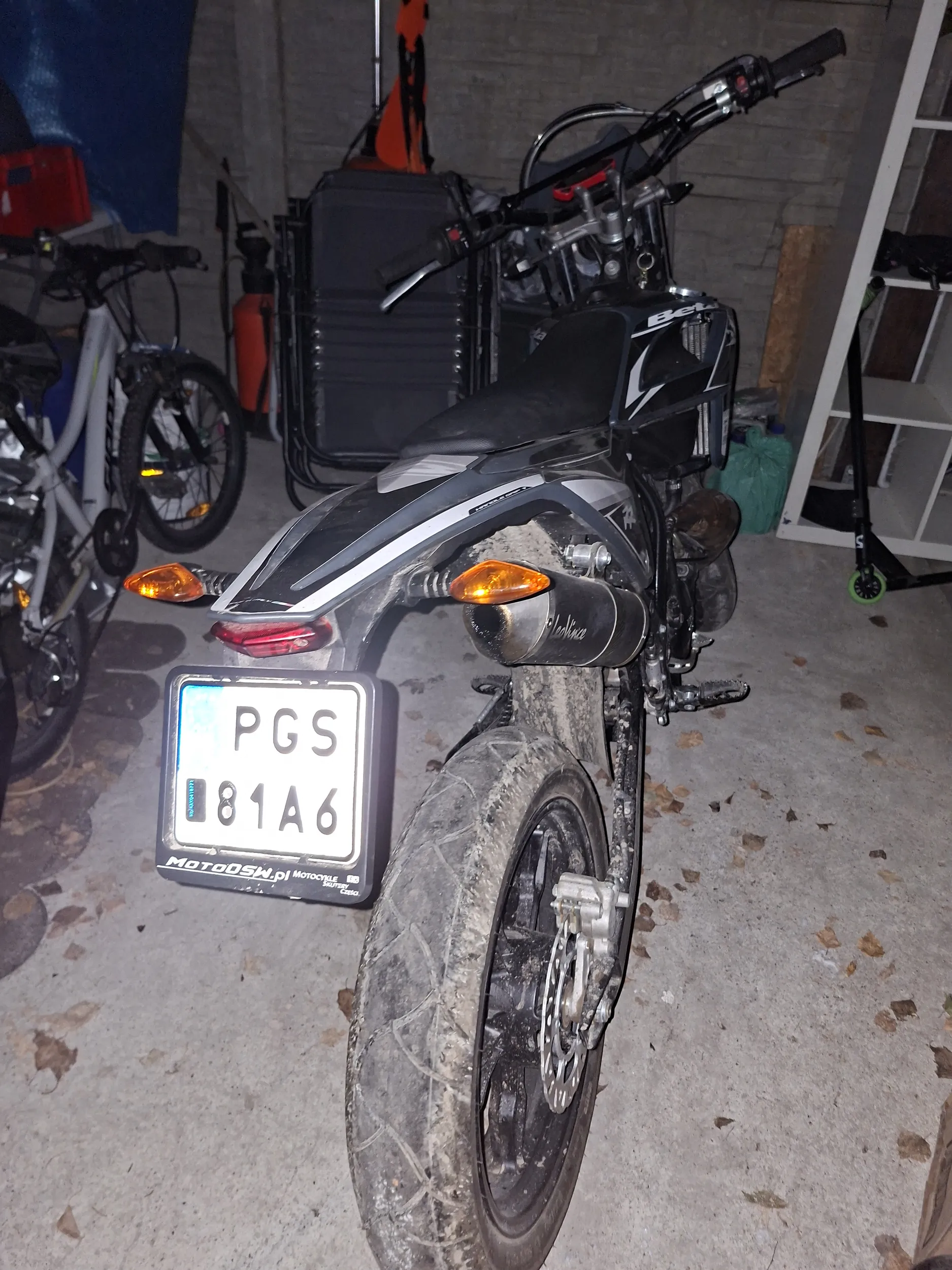 Uwaga nieodpowiedni kierowca niebezpieczna blondyna