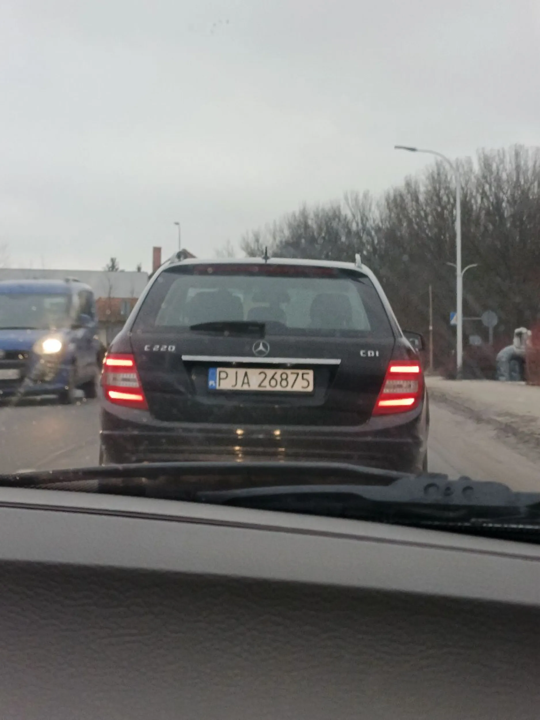 Cymbał z Jarocina nie patrzy wjeżdżając na rondo wymuszając pierwszeństwo, na klakson reaguje złośliwym spowalnianiem ruchu.