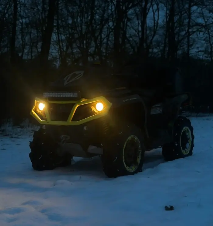Jeździ jak poj..... Próbuje nurkować mija policję na chodniku