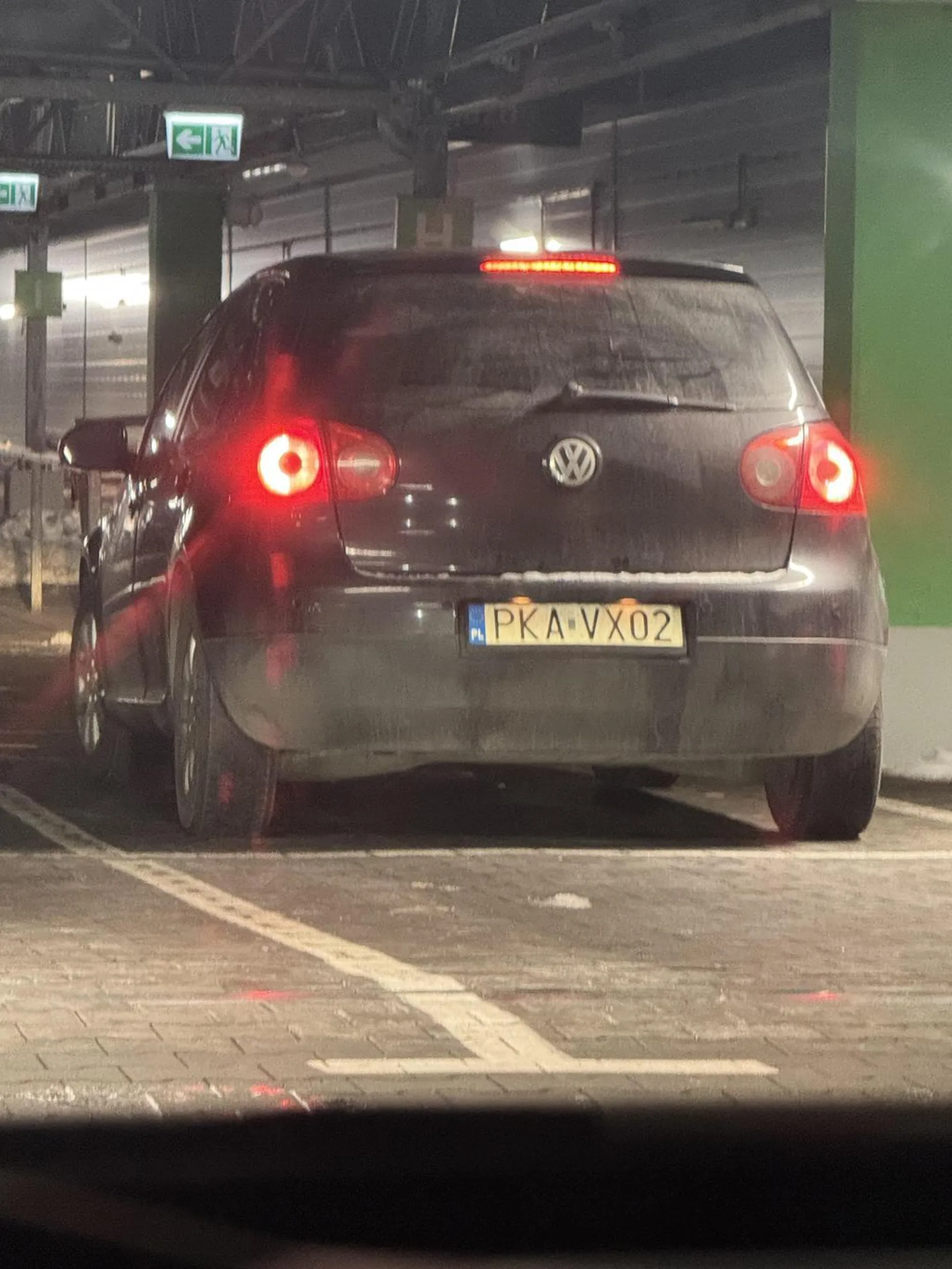 Łamie przepisy wjeżdżając pod prąd, nie stosuje kierunkowskazów.