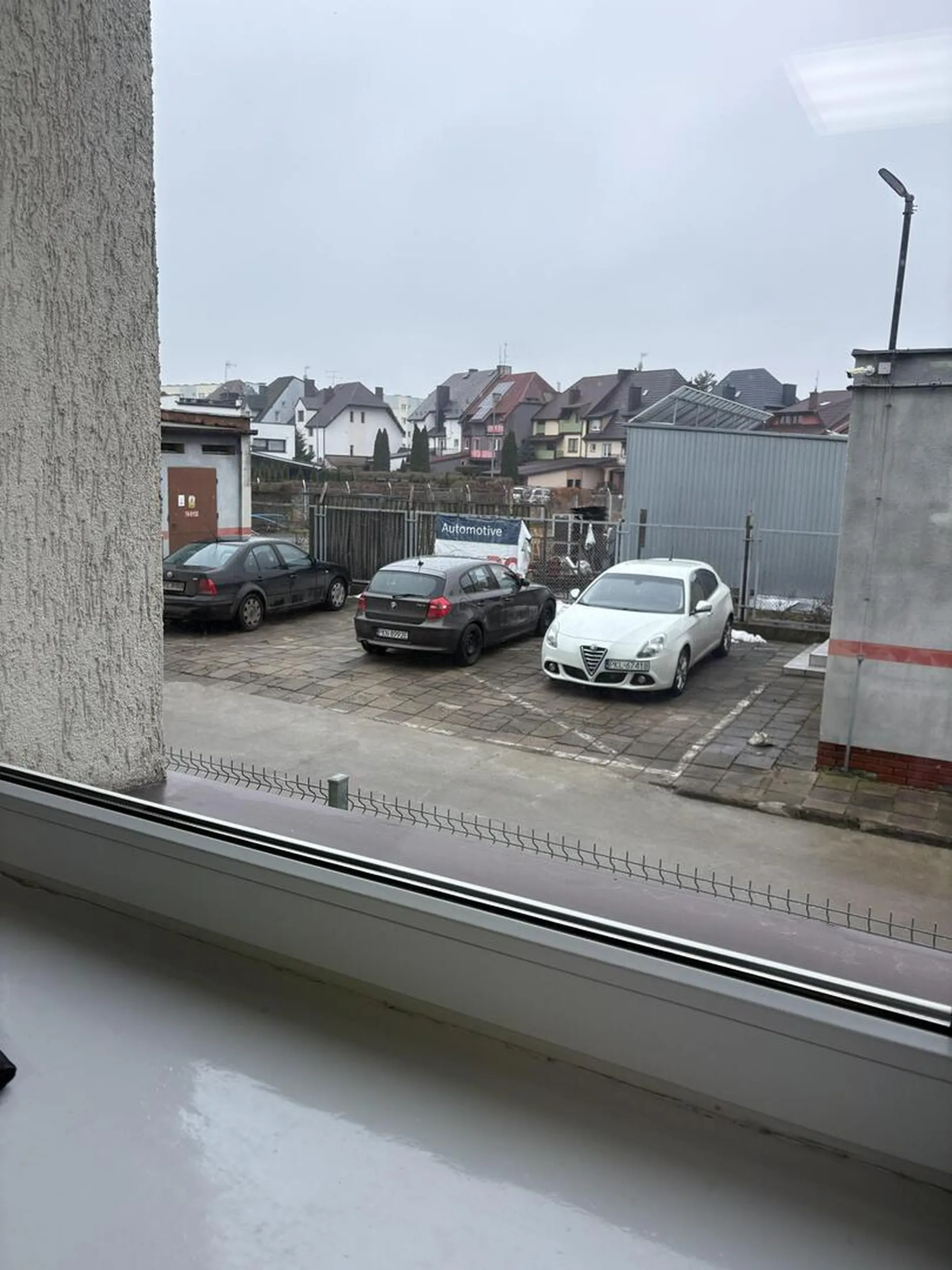 Auto stało na zakazie. Po zwróceniu uwagi kierowca (kobieta) zapytała się co to znaczy. Po wyjaśnieniu powiedziała że dalej nie rozumie i śpieszy się na rzęsy. Pozostawiła auto i poszła