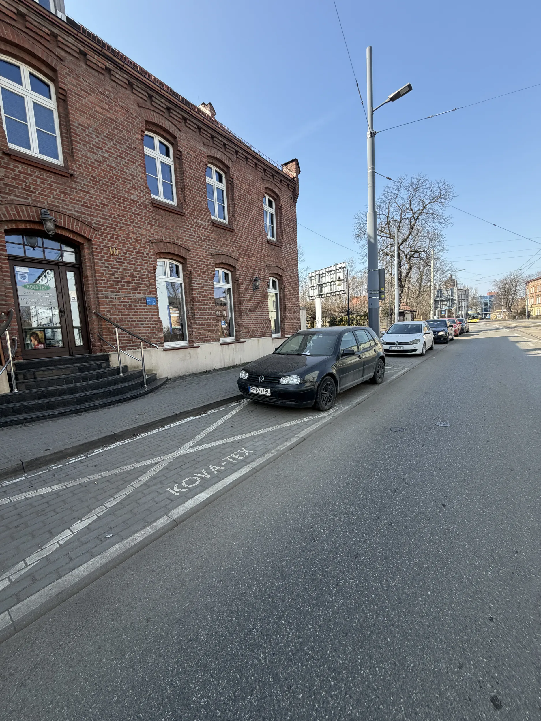 Własciciel pojazdu stoi na 2 prywatnych kopertach od miesiąca