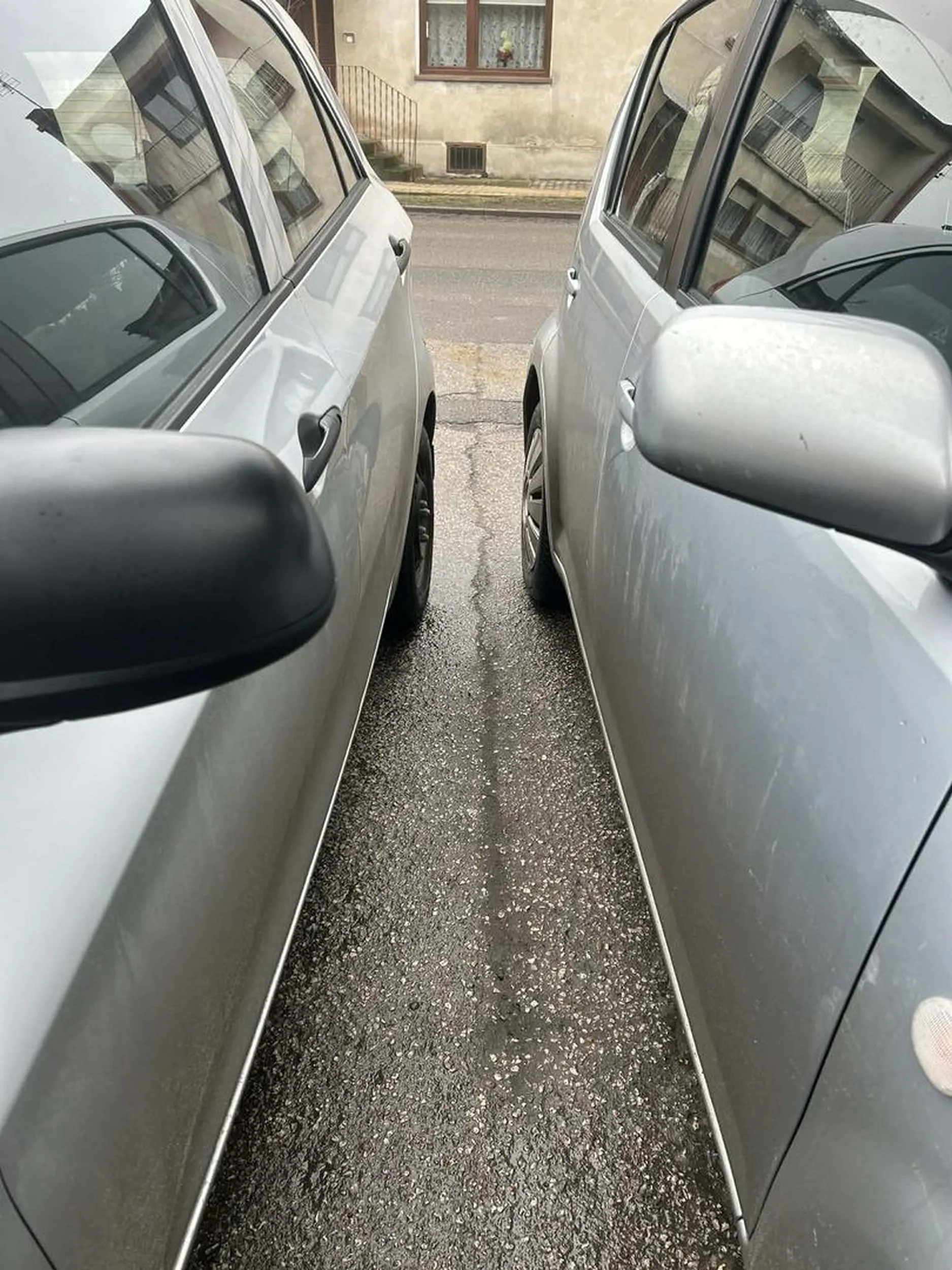 Prawko wygrane w chipsach, gratuluję mózgu przy parkowaniu z drugiej strony pełno miejsca to najlepiej zastawić jedyne auto na parkingu, nie pozdrawiam życzę karnego kutasa na całym aucie