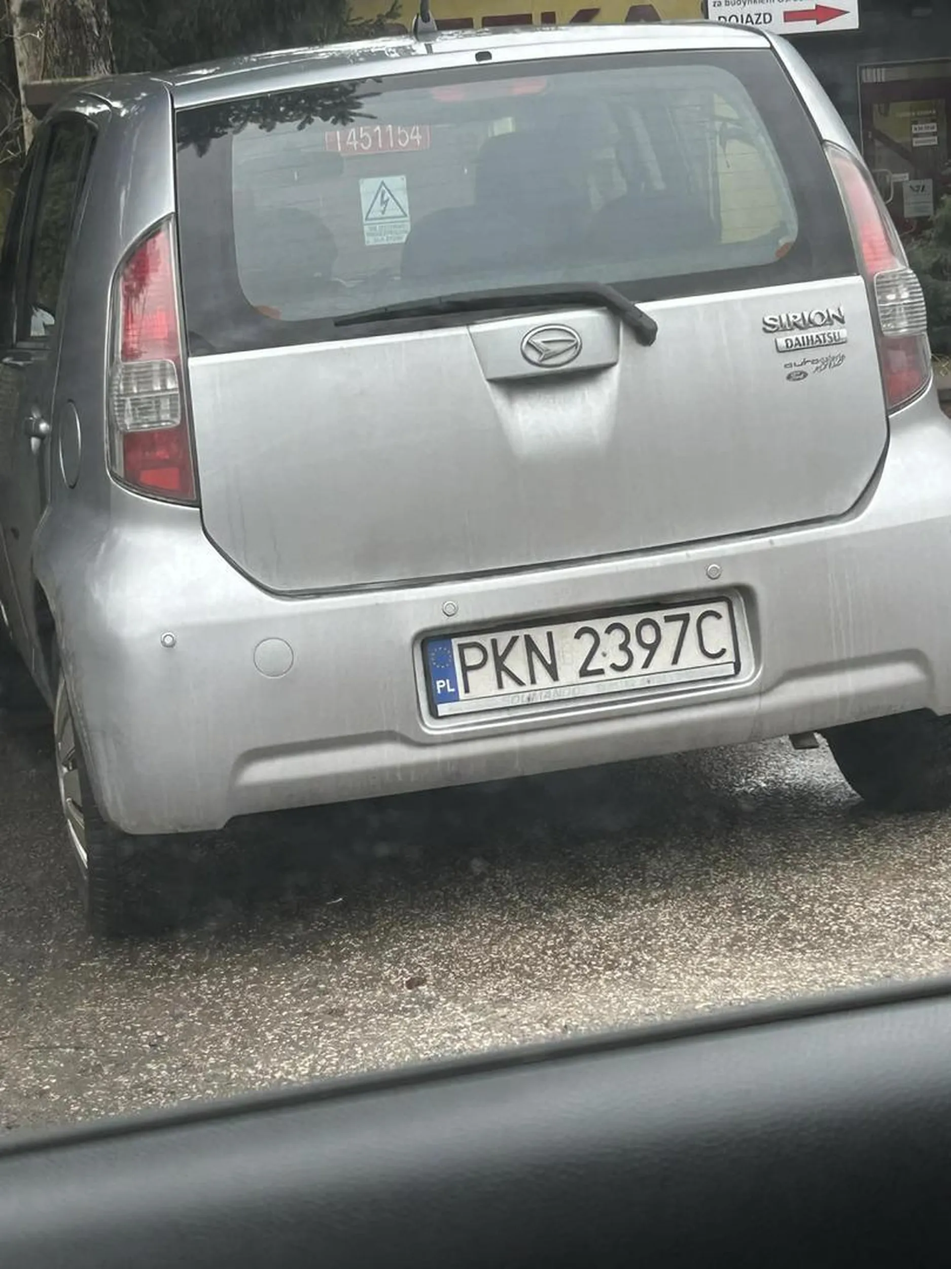 Prawko wygrane w chipsach, gratuluję mózgu przy parkowaniu z drugiej strony pełno miejsca to najlepiej zastawić jedyne auto na parkingu, nie pozdrawiam życzę karnego kutasa na całym aucie