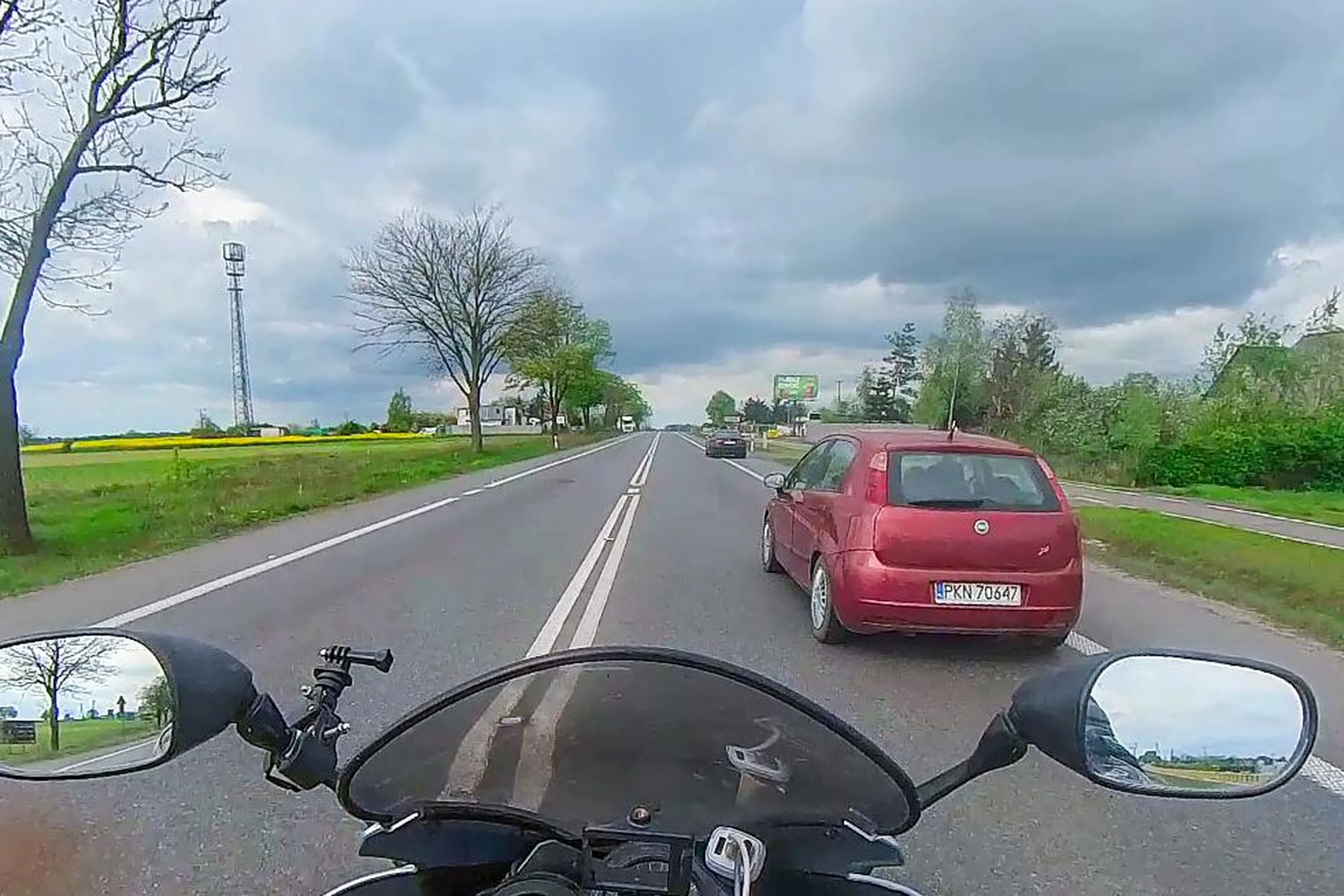 Uprzejmy kierowca względem motocyklistów - patrzy w lusterka, obserwuje drogę i robi miejsce, żeby się nam jechało sprawnie i bezpiecznie. Dziękuję i LwG!