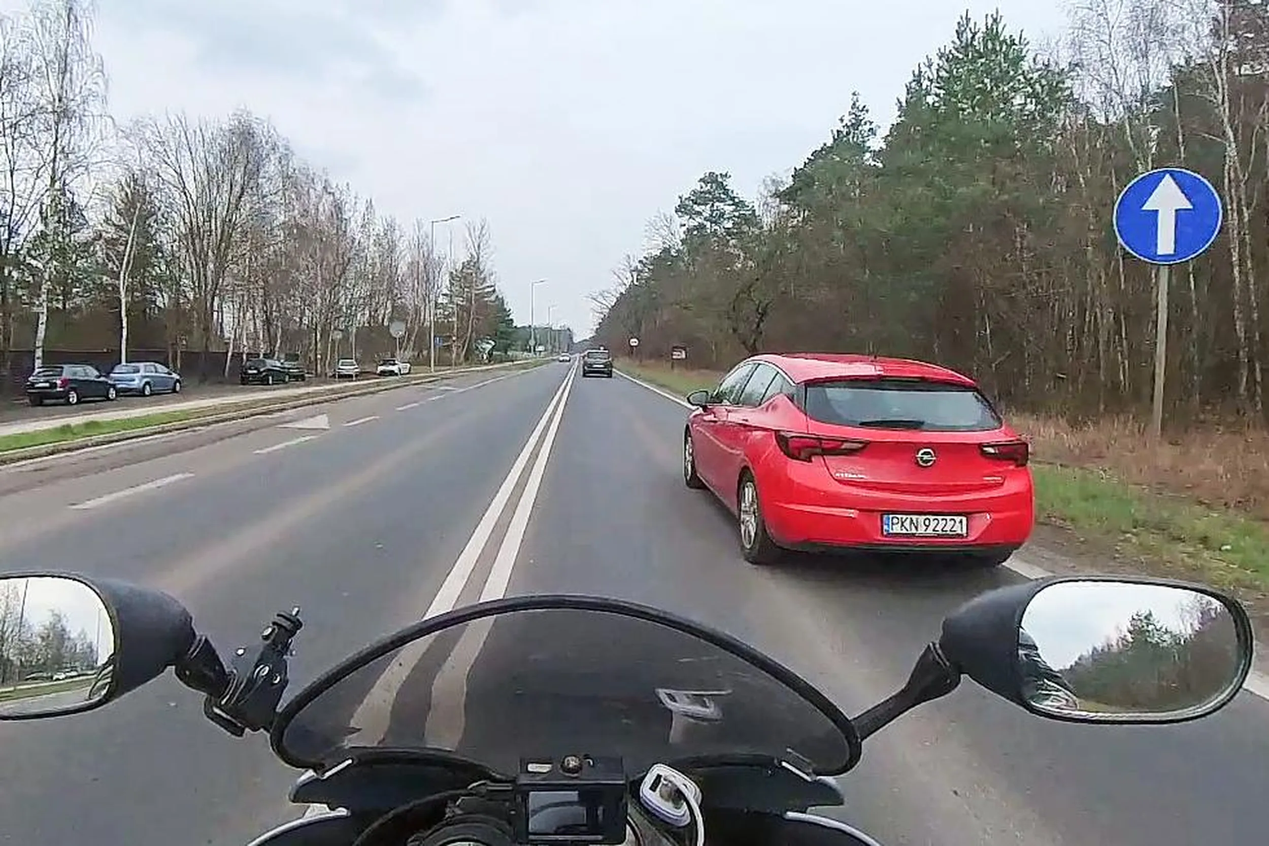 Uprzejmy kierowca względem motocyklistów - patrzy w lusterka, obserwuje drogę i robi miejsce, żeby się nam jechało sprawnie i bezpiecznie. Dziękuję i LwG!