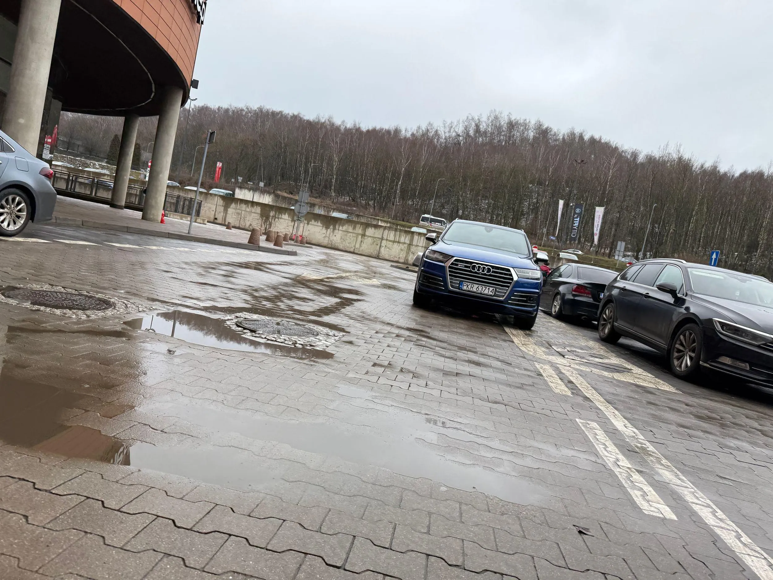 Parkowanie na drodze przejezdnej przy pustym parkingu i stylówka rodem z tureckiego bazaru, udająca oryginały. Konsekwencja w budowaniu wizerunku robi wrażenie.
