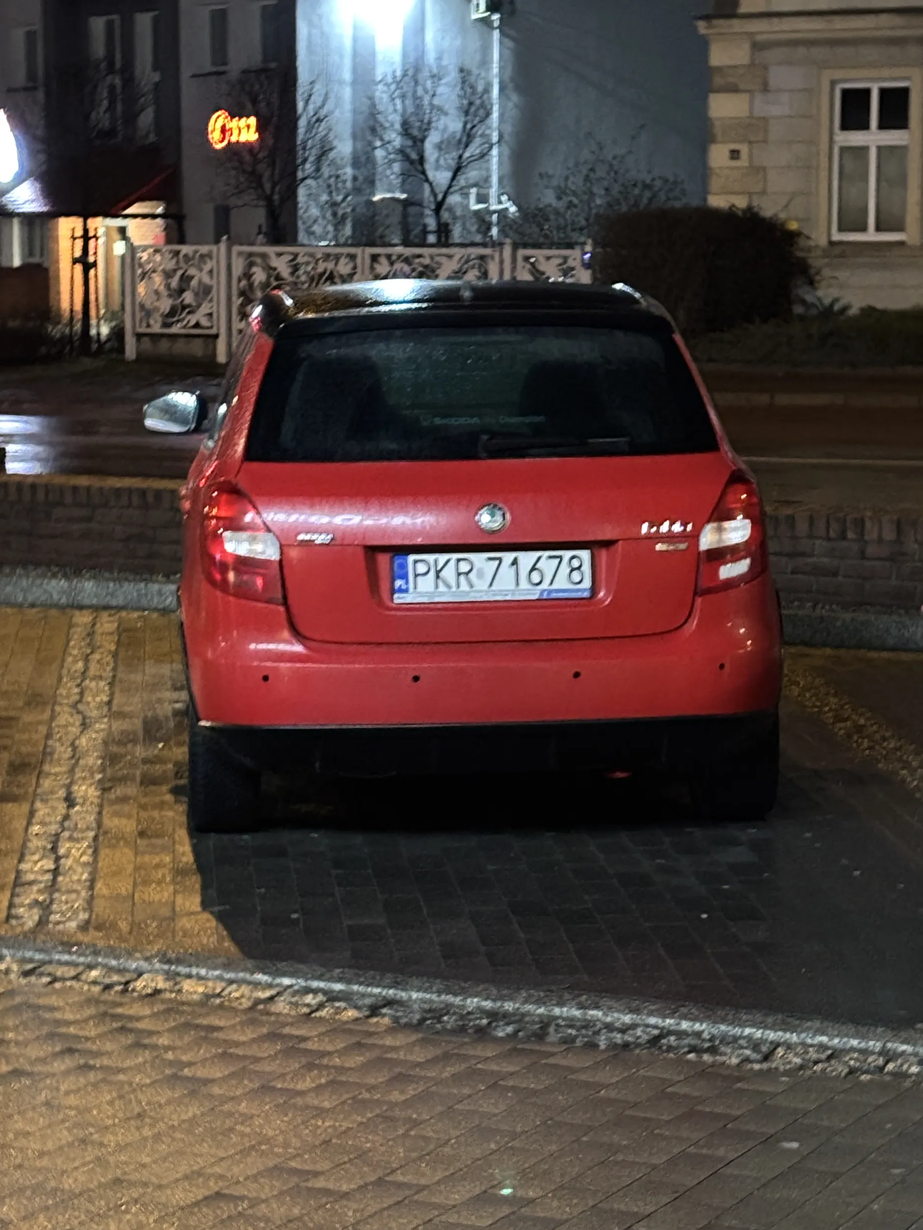 pan pinokio jeździ 50 razy wkoło maka swoim czerwonym perszingiem i wyzywa kobiety