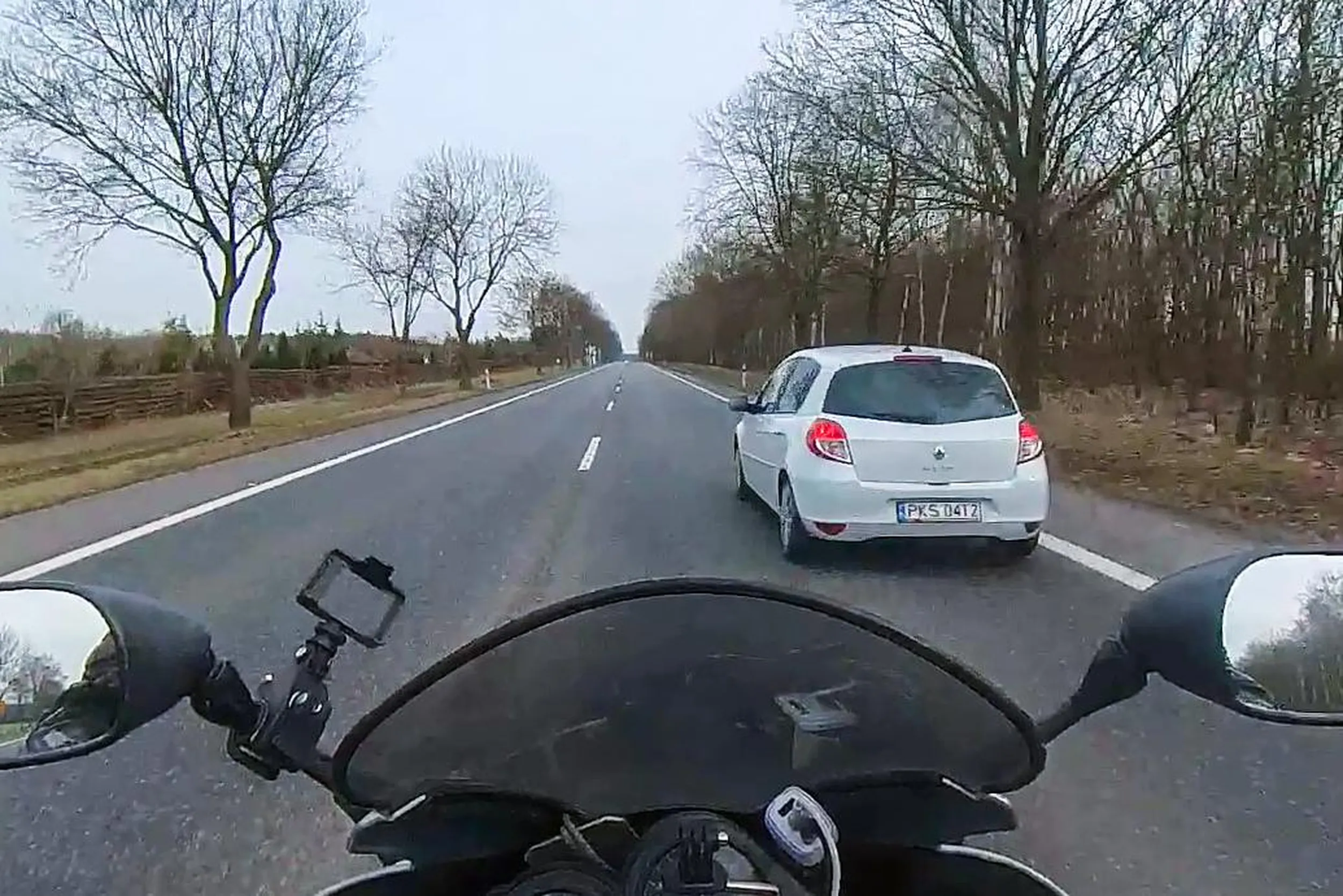 Uprzejmy kierowca względem motocyklistów - patrzy w lusterka, obserwuje drogę i robi miejsce, żeby się nam jechało sprawnie i bezpiecznie. Dziękuję i LwG!