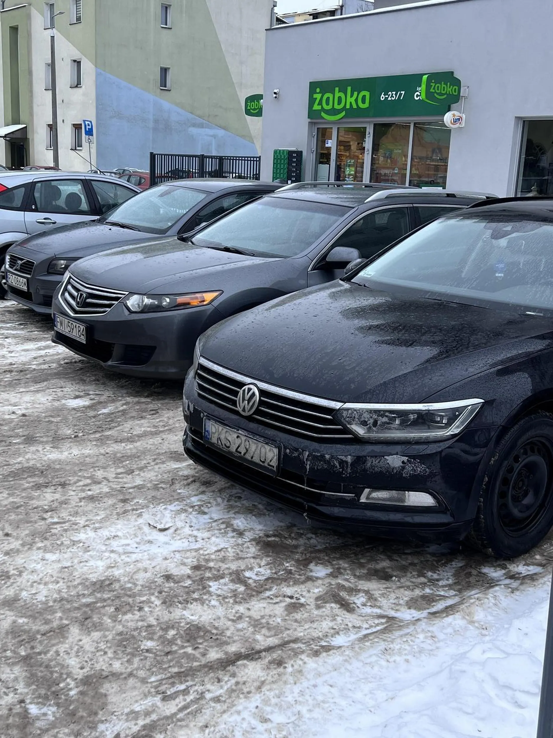 Kolejny dzień auta stoją na prywatnym parkingu W wojsku potraficie przestrzegać zasad?