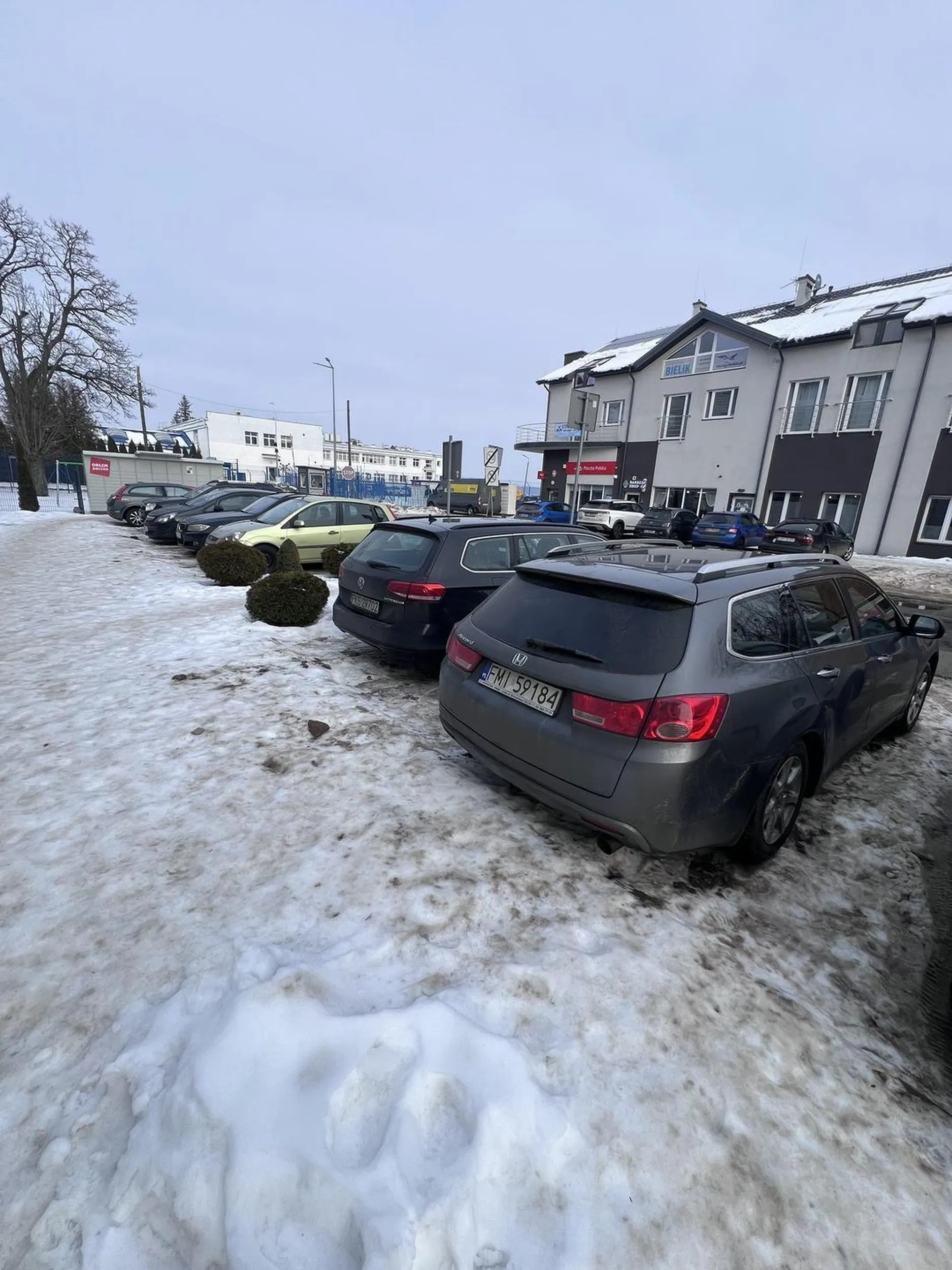 Kolejny dzień auta stoją na prywatnym parkingu W wojsku potraficie przestrzegać zasad?