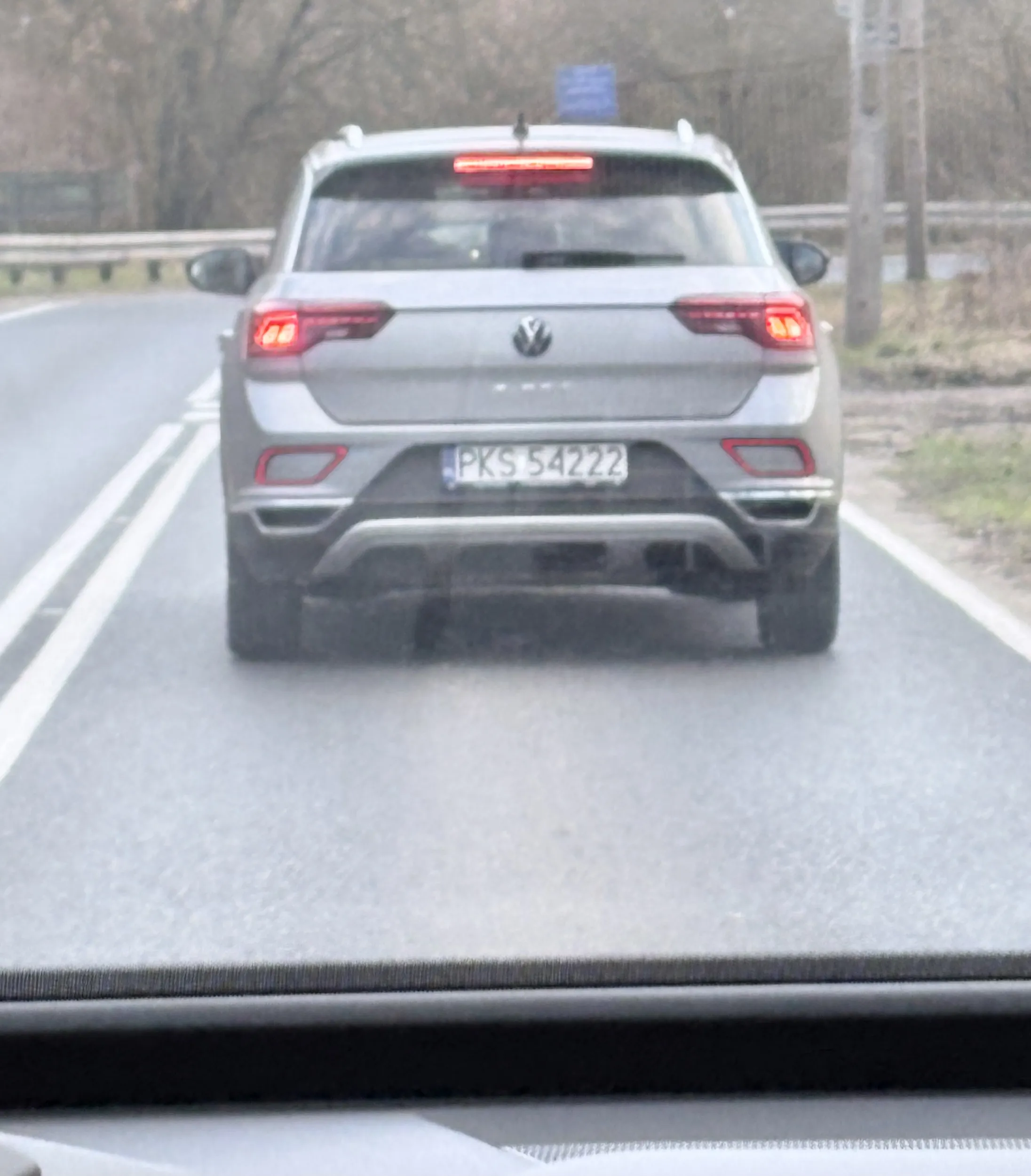 Nie przepuszczanie pierwszych na przejściach, a tym wymuszanie pierwszeństwa i na wspomnianych pieszych i na samochodach. Hitem było przymusowe i nagłe zwalnianie na dopuszczalnej prędkości 50 (gdzie i tak przekraczałeś prędkość) do conajmniej 20 lub niżej maksymalnie, aby pojazd za tobą miał problem z gwałtownym zatrzymaniem. Warto wspomnieć również o gwałtownym przyspieszaniu podczas dozwolonego wyprzedzania Ciebie, tak aby pojazd nie mógł wykonać manewru. Oby za którymś razem w końcu zatrzymali ci prawo jazdy bo wprowadzasz zamieszanie i chaos na drodze jak niepełnoletni szczyl