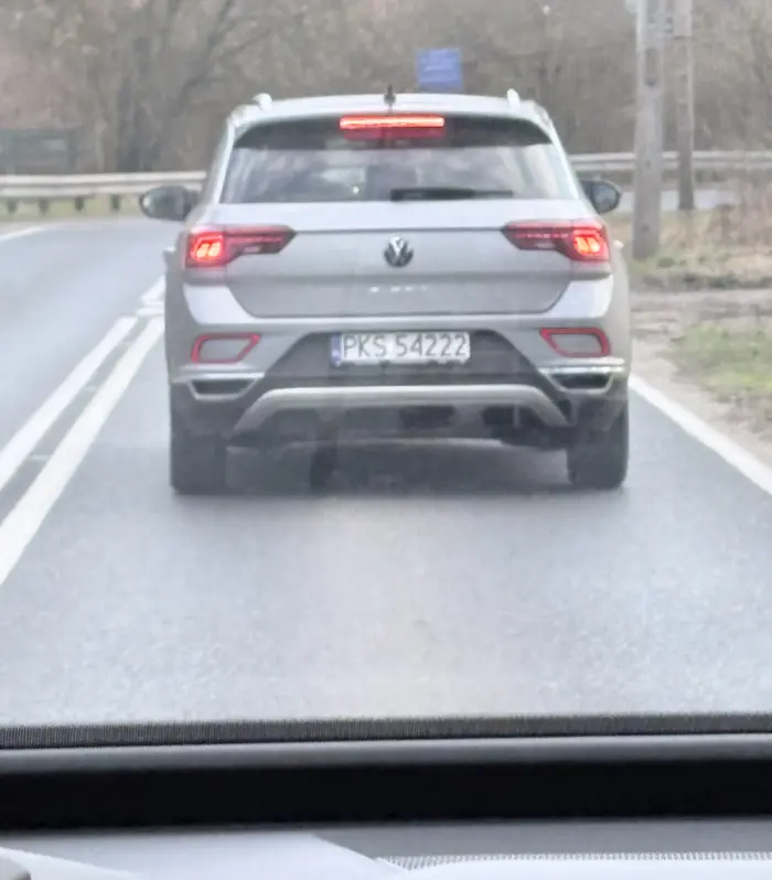 Nie przepuszczanie pierwszych na przejściach, a tym wymuszanie pierwszeństwa i na wspomnianych pieszych i na samochodach. Hitem było przymusowe i nagłe zwalnianie na dopuszczalnej prędkości 50 (gdzie i tak przekraczałeś prędkość) do conajmniej 20 lub niżej maksymalnie, aby pojazd za tobą miał problem z gwałtownym zatrzymaniem. Warto wspomnieć również o gwałtownym przyspieszaniu podczas dozwolonego wyprzedzania Ciebie, tak aby pojazd nie mógł wykonać manewru. Oby za którymś razem w końcu zatrzymali ci prawo jazdy bo wprowadzasz zamieszanie i chaos na drodze jak niepełnoletni szczyl