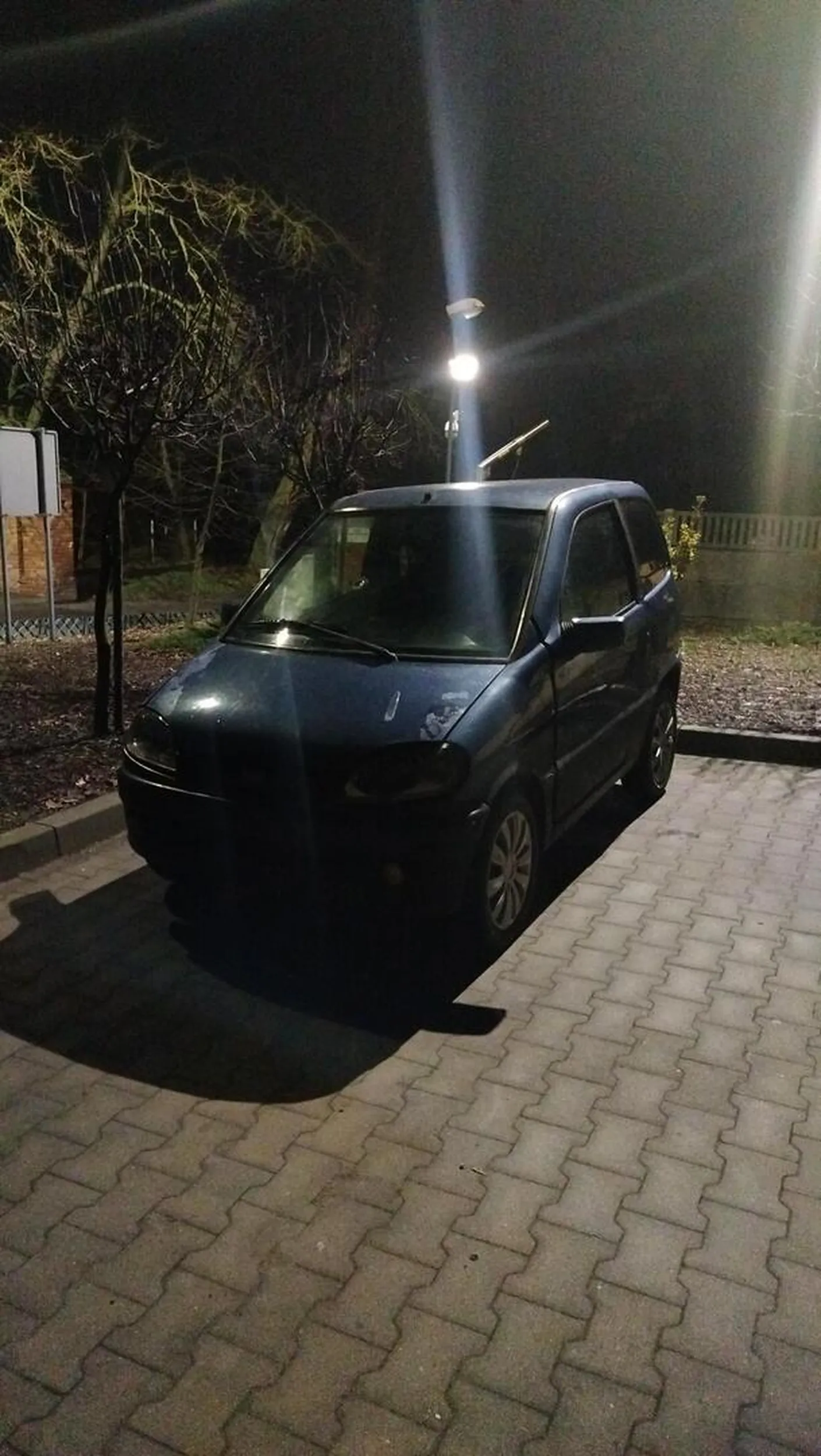 Ziomek ma dowalony perszing kolorku niebieskiego. Mega szacun jeździć Microcarem w wieku 15 lat. ??