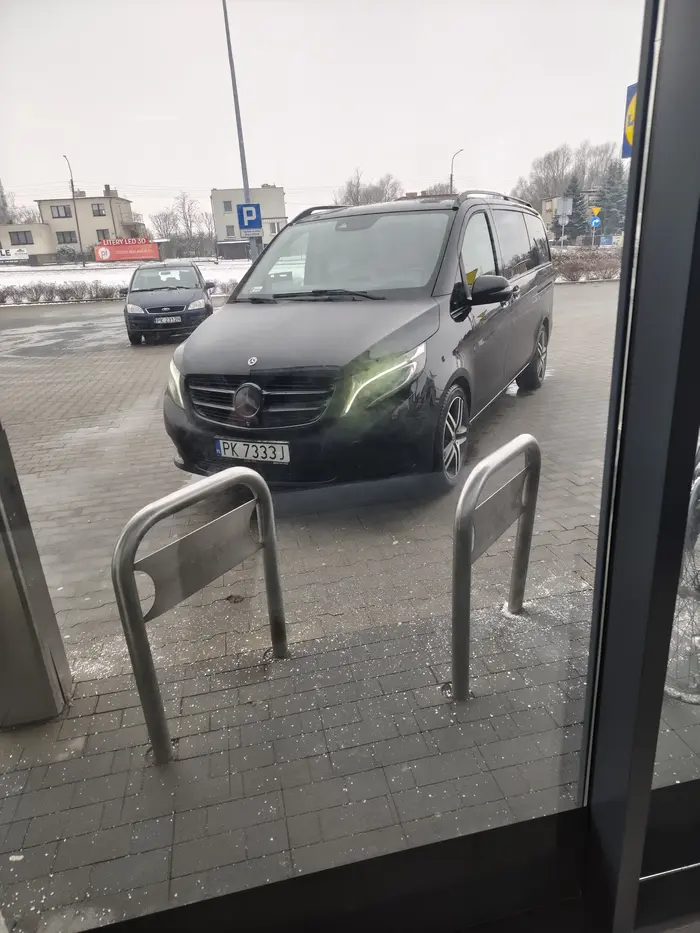 Zostawia dzieci w odpalonym samochodzie pod sklepem. Strasznie odpowiedzialne zachowanie, bo kusiło przestawić samochód