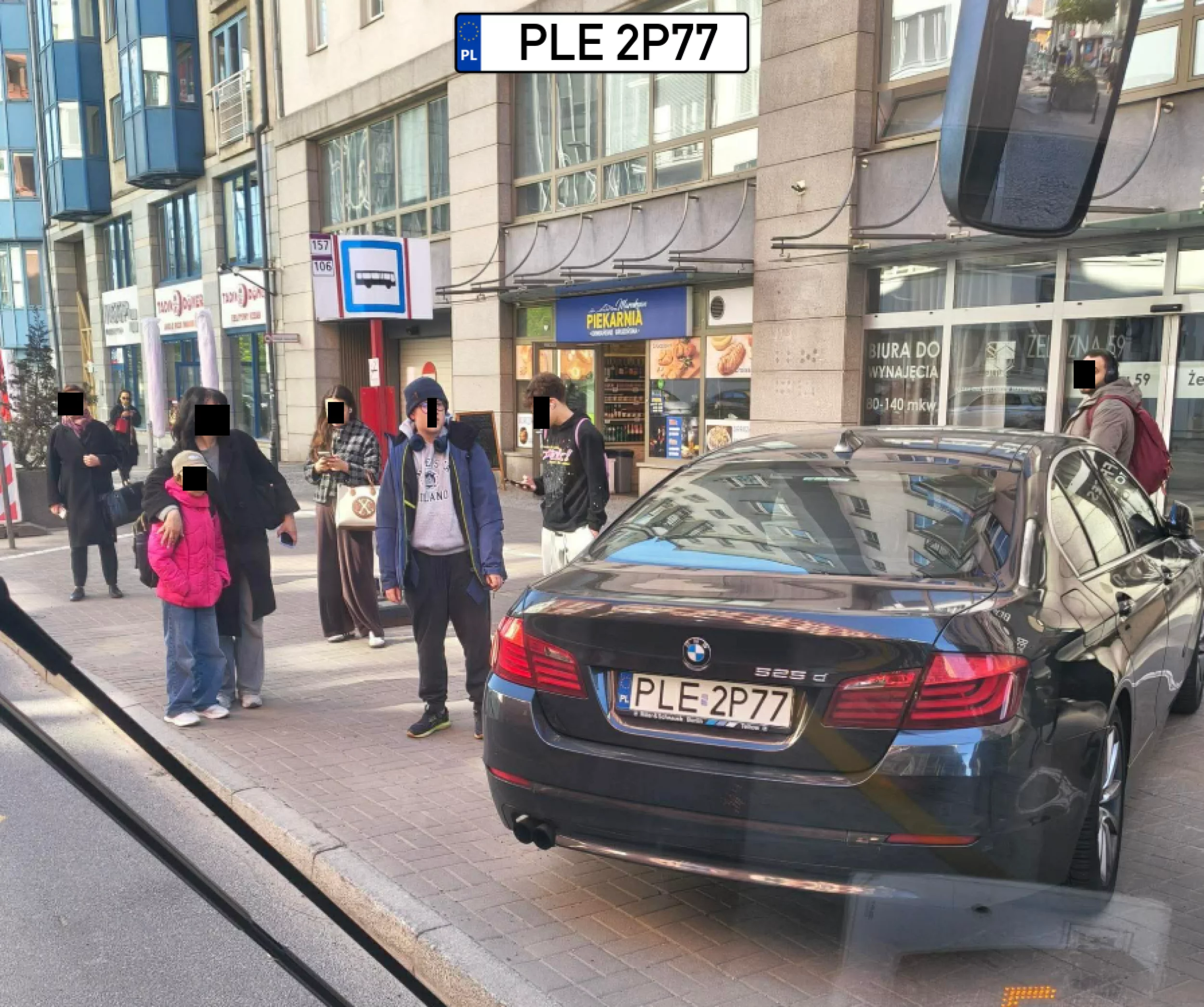 On naprawdę myślał że miejsce jest tu dla niego? Była pewnie noc i padał śnieg i latarnie nie świeciły i w ogóle to nie on tu parkował. Kuta$/ebola