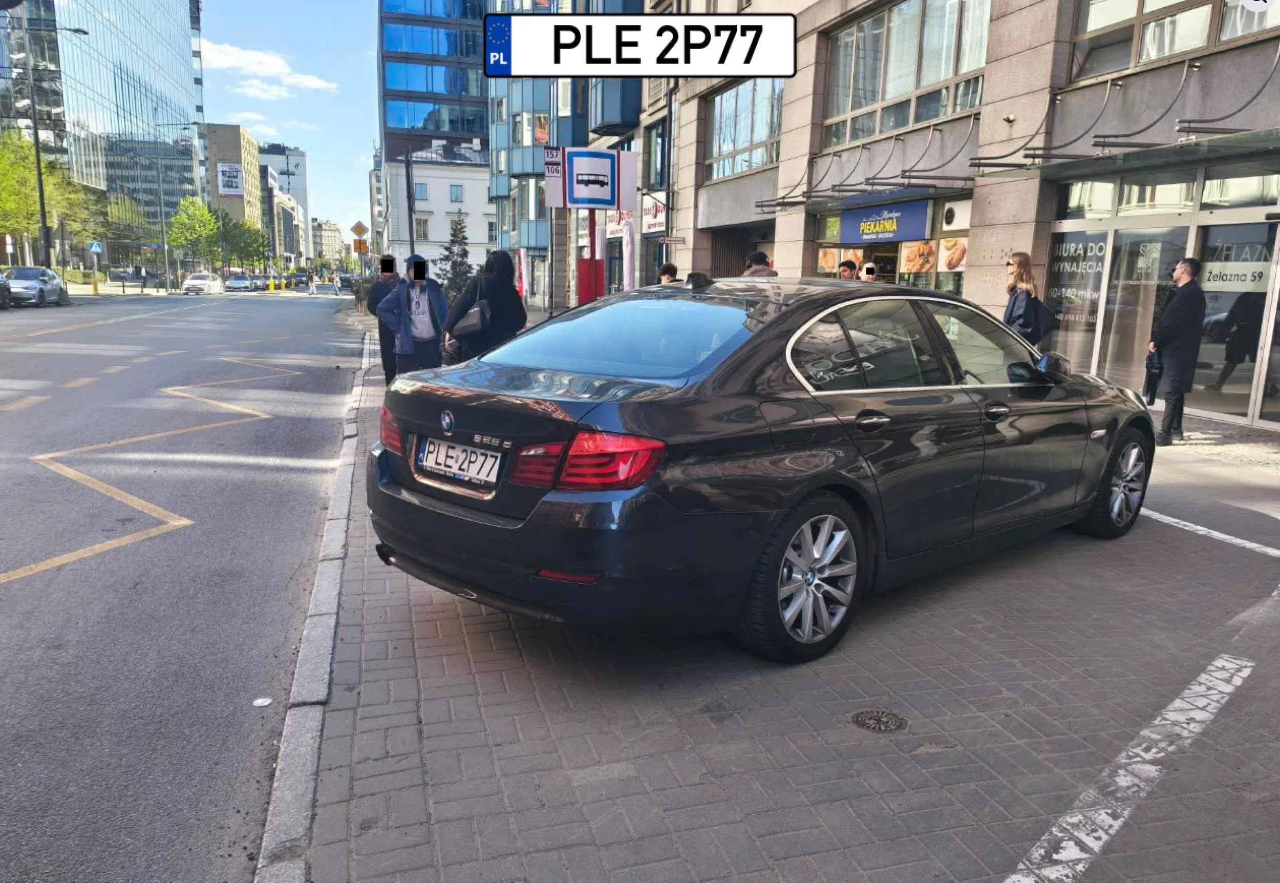 On naprawdę myślał że miejsce jest tu dla niego? Była pewnie noc i padał śnieg i latarnie nie świeciły i w ogóle to nie on tu parkował. Kuta$/ebola