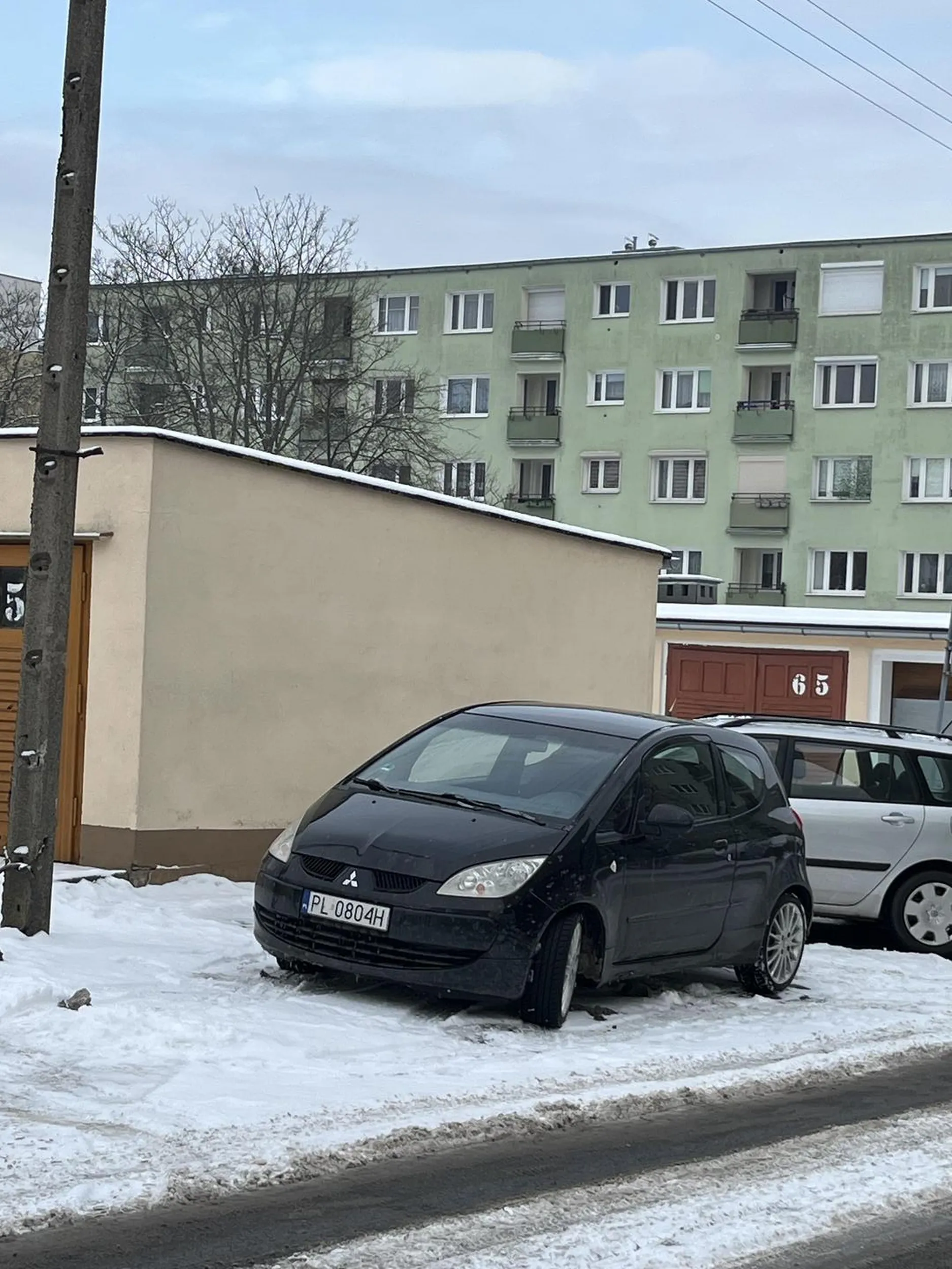 Mistrz parkowania. Dużo aut zaparkowanych skośnie, a to postanowiło stanąć na trzech miejscach prostopadle ?