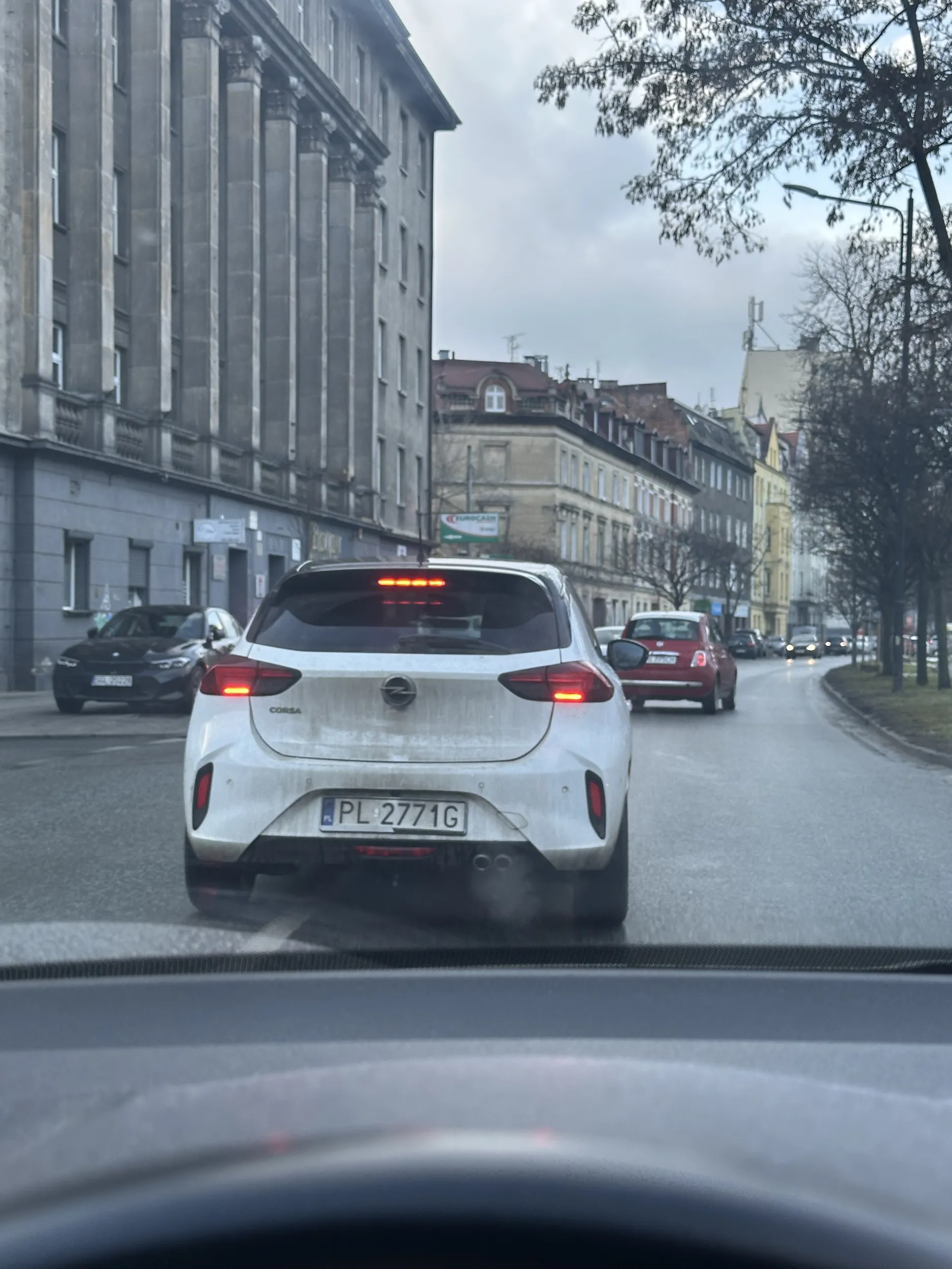 Kierowca ewidentnie ma w d*** innych uczestników ruchy. Najpierw wyjeżdżając z Kauflandu wjechał bezpośrednio na główną drogę i pas do skrętu w lewo. Wymusił na mnie pierwszeństwo i bardzo twarde hamowanie. Niecałą minutę później zatamował ruch obustronnie :) bo nie potrafił wjechać na parking przy Politechnice