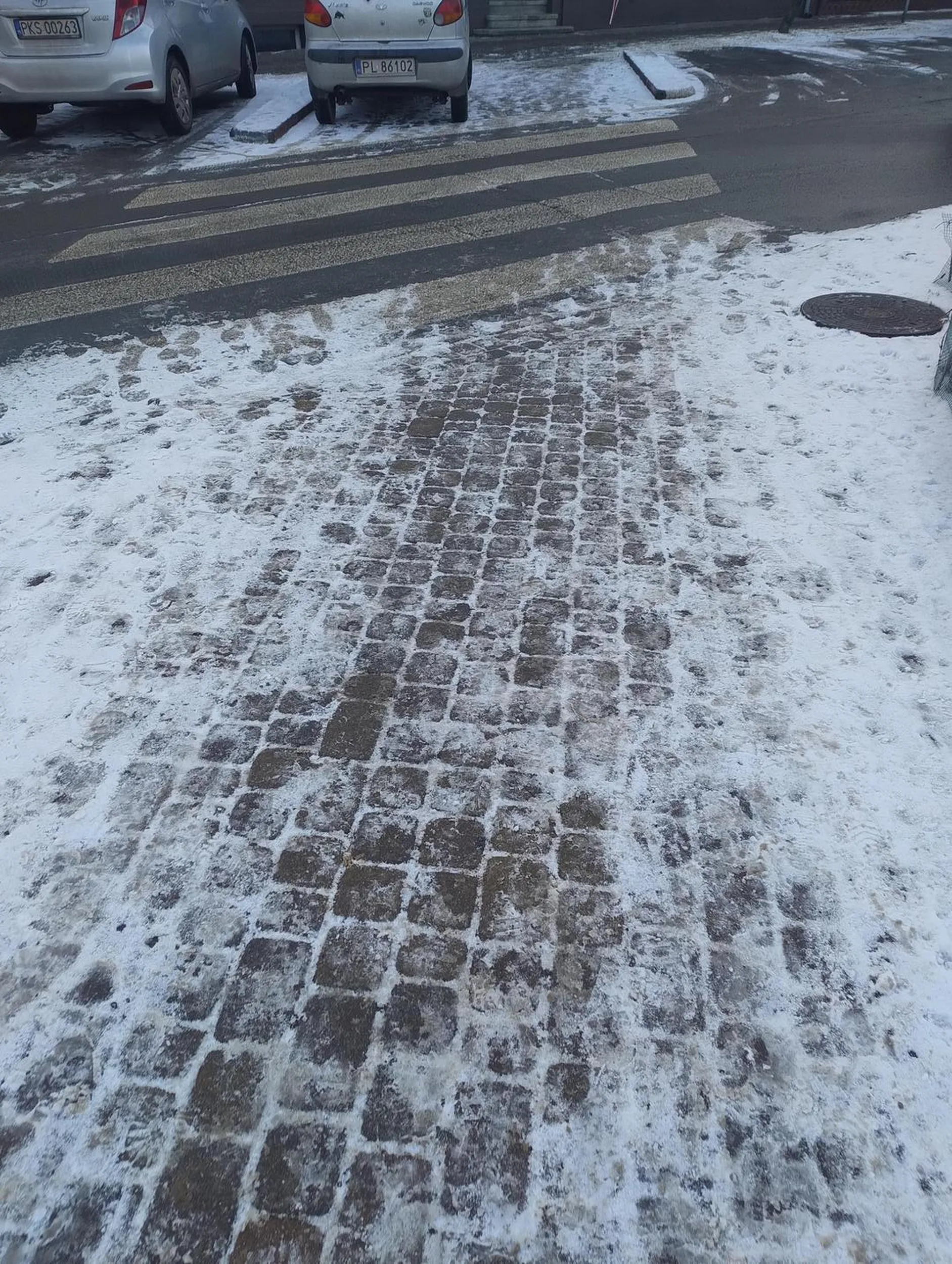 Trochę śniegu spadło i już nie widac że są pasy