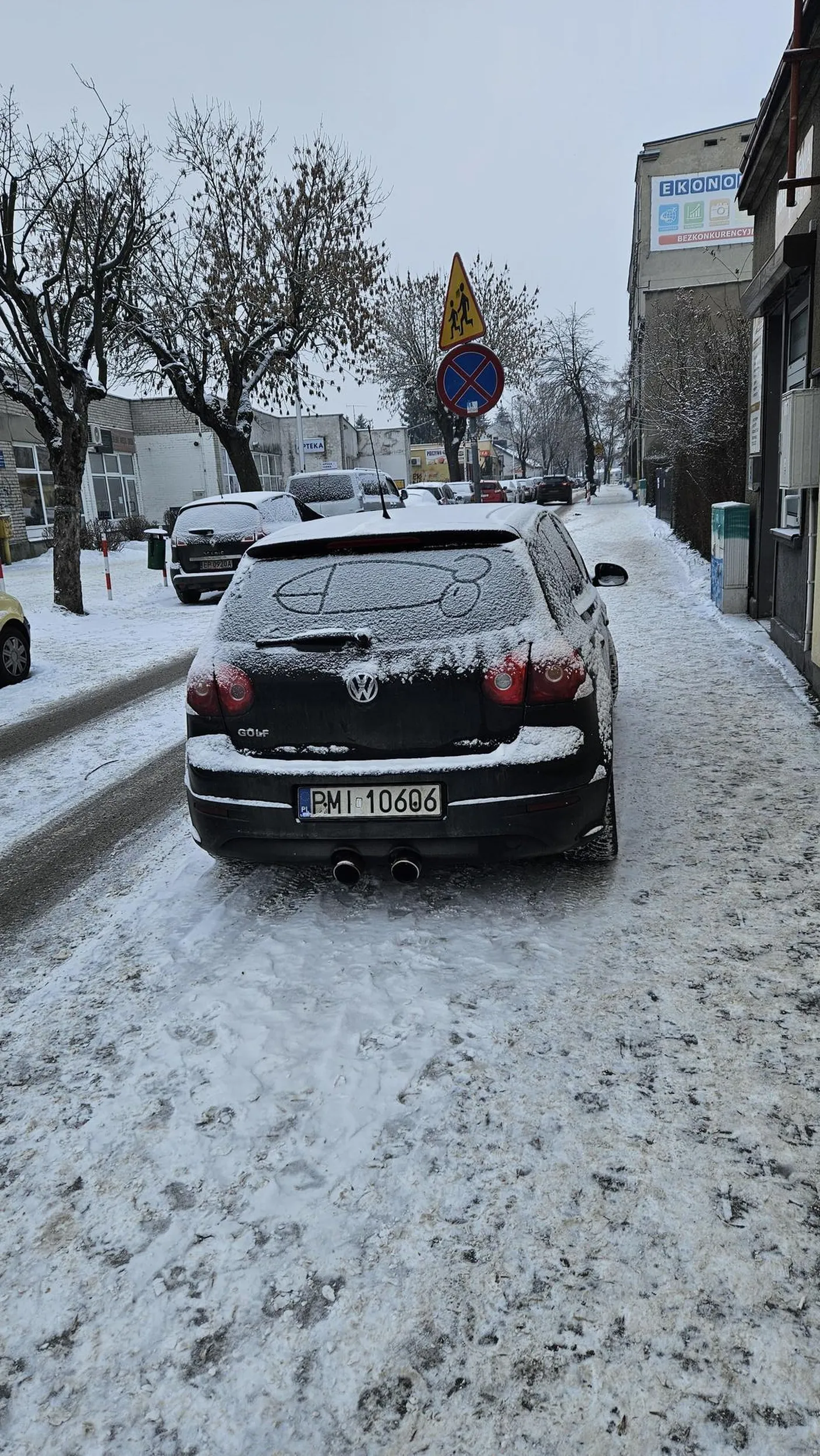 1.5m dla pieszych notorycznie nie ustąpione :) (akurat nie na tym zdjeciu) starsza pani na wozku inwalidzkim nie mogla przejechac bo jasnie kierowca musi stanac jak fiut na chodniku gdzie obok jest parking na cala ulice. Radzę ci zacząć parkować inaczej bo parę osob ci juz zrobilo fotke auta i raczej wysłali tam gdzie trzeba ;)