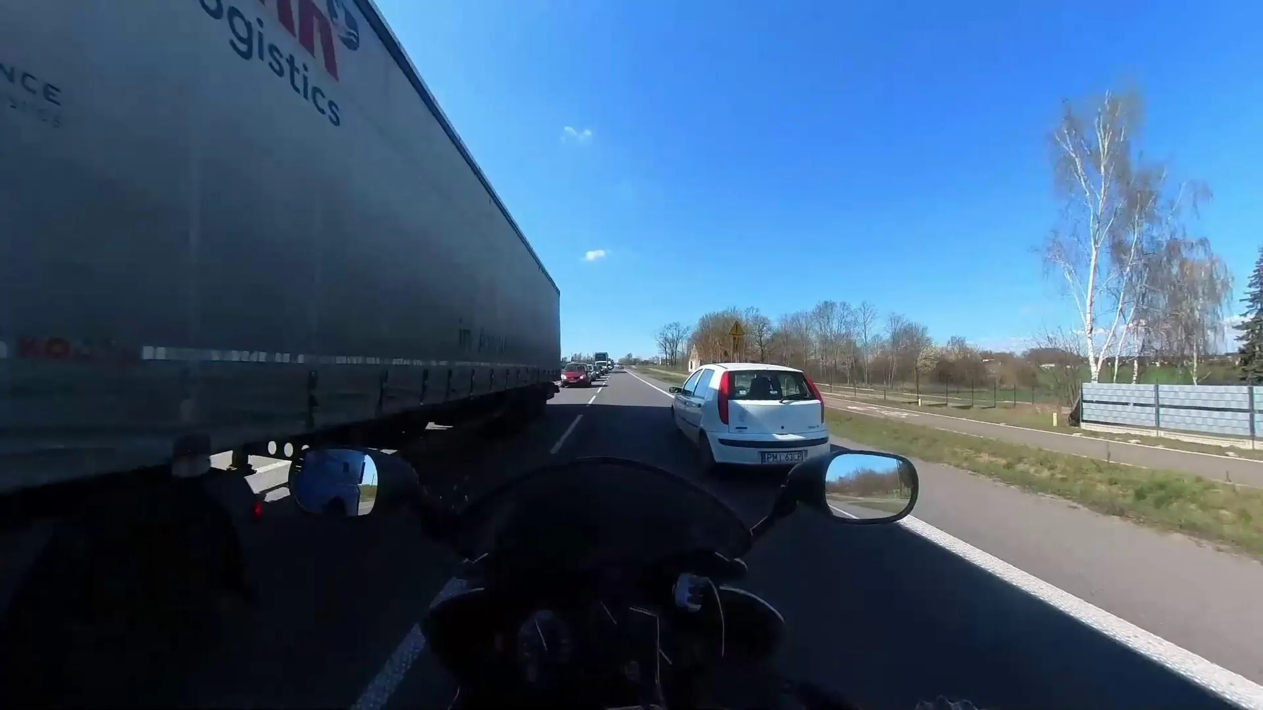 Uprzejmy kierowca - robi miejsce motocyklistom. Dziękuję i LwG!