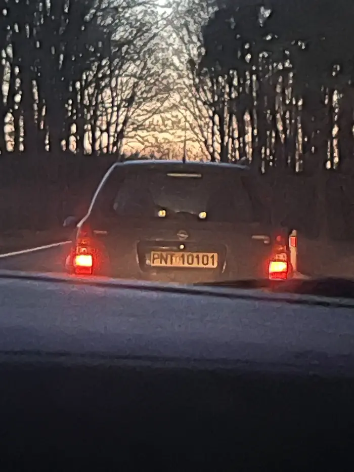 Ziomek wymień sobie żarówkę bo ci mandacik wiebią?