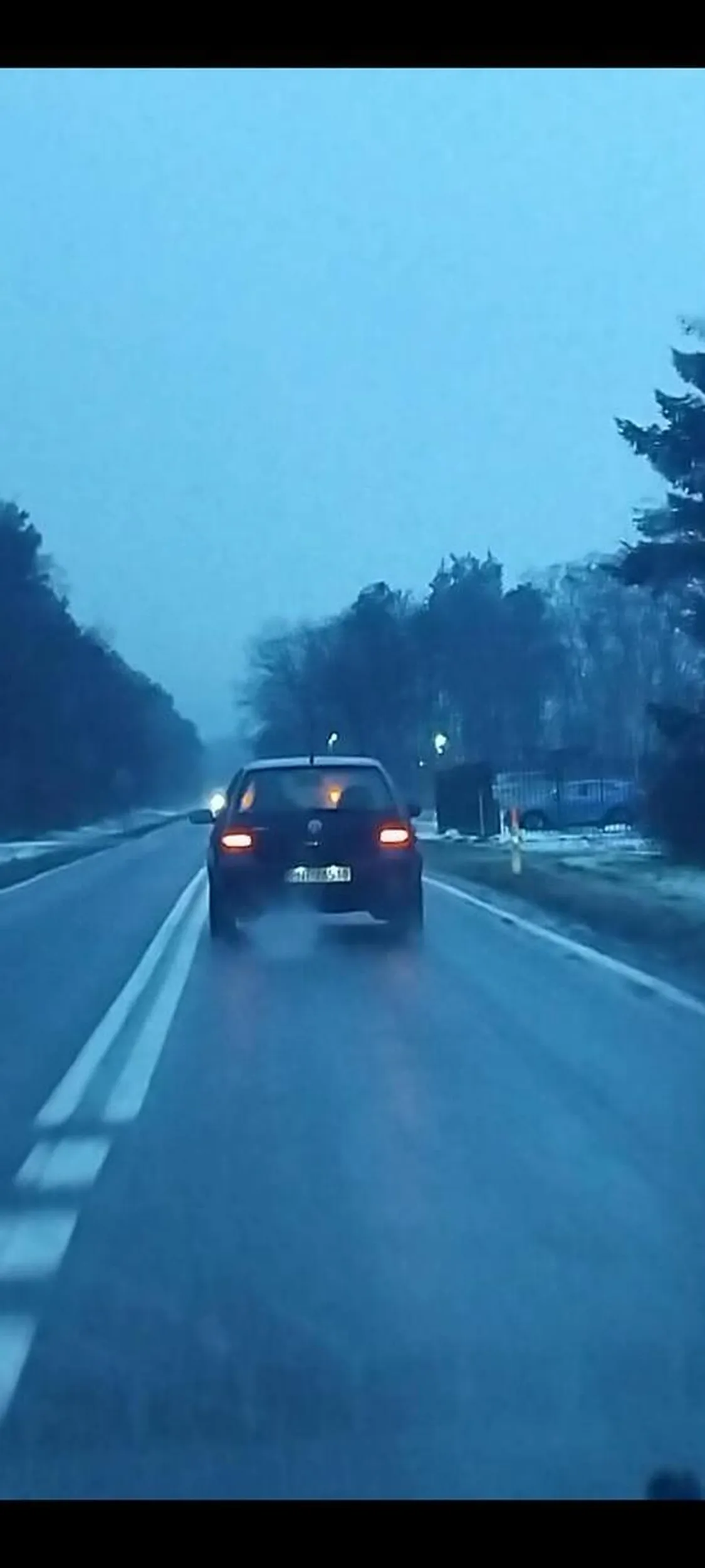 Jakiś ćpunek z tego golfa wymusza pierwszeństwo, tfu