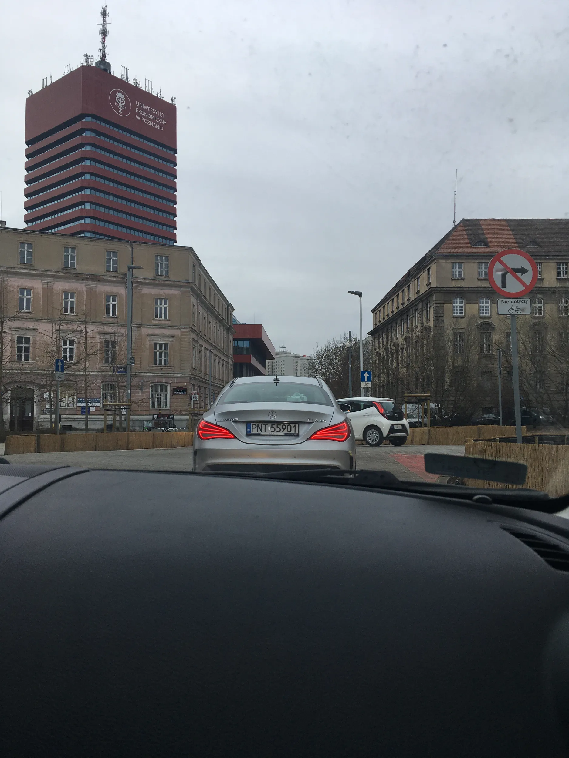 Szponciciel wymusza hamowanie