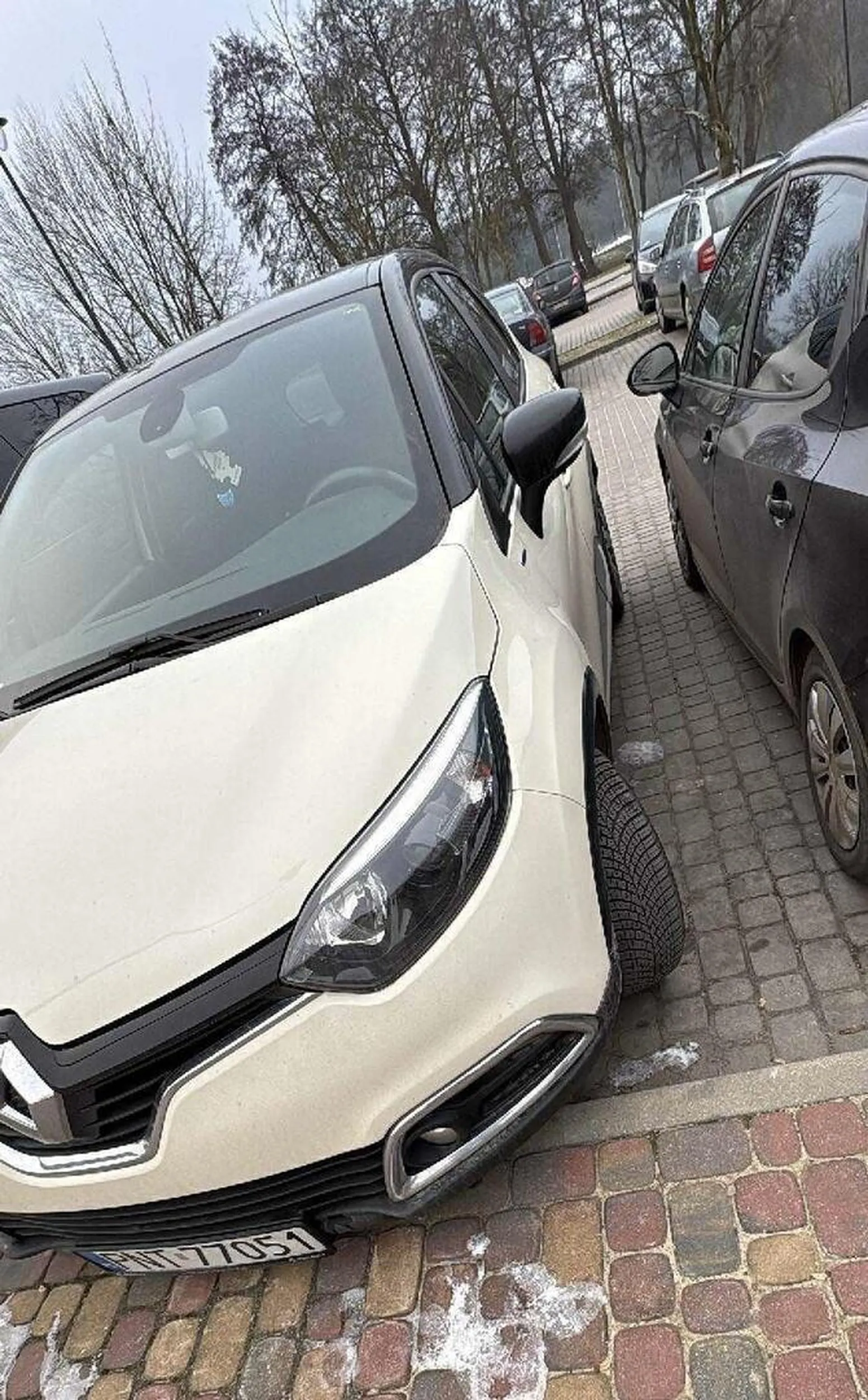 Bardzo chamsko zaparkowane, warto dokupić sobie jazdy przypominające, bo jak widać to kiepski kierowca