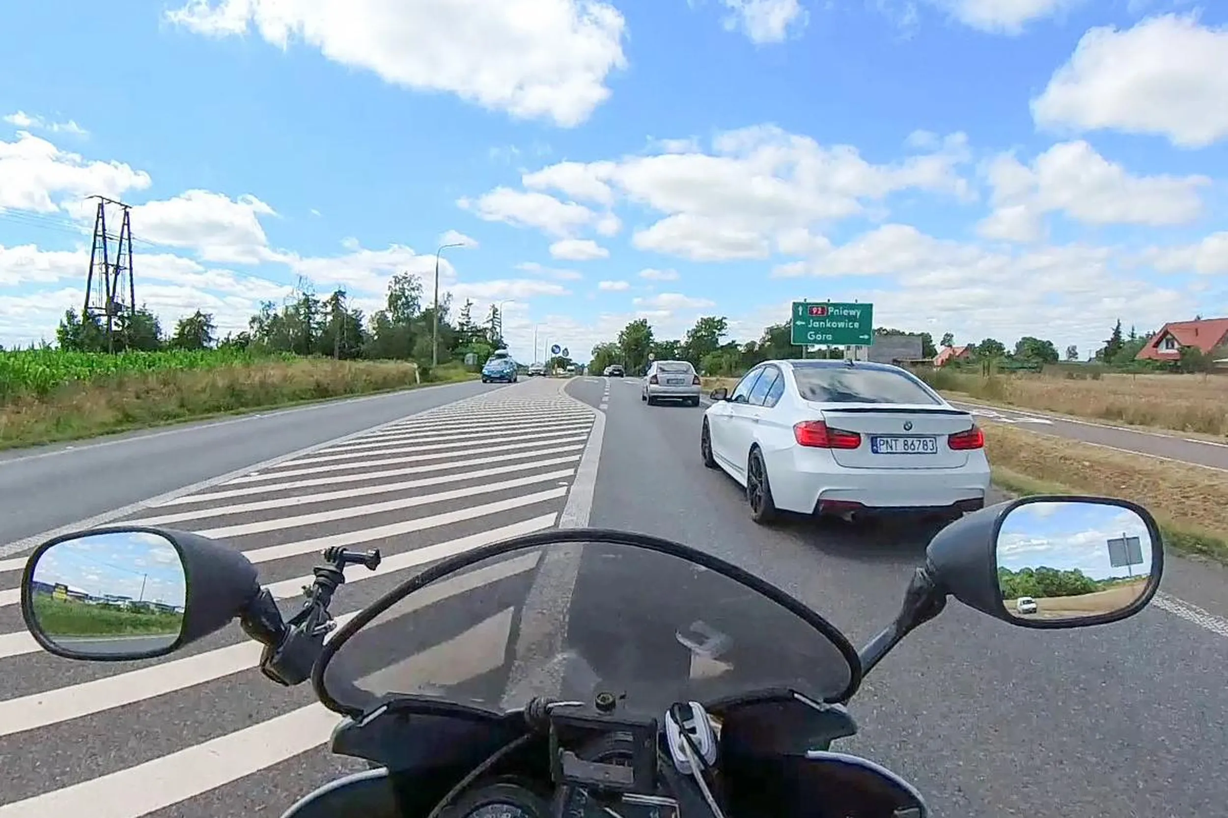 Uprzejmy kierowca względem motocyklistów - robi miejsce na drodze, żeby się nam jechało sprawnie i bezpiecznie. Dziękuję i LwG!