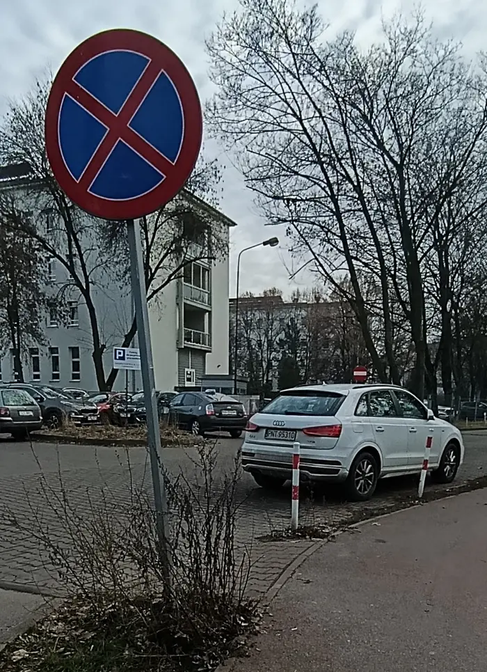 Parkowanie na zakazie tamowanie wjazdu do szpitala zakończone mandatem od straży miejskiej (: