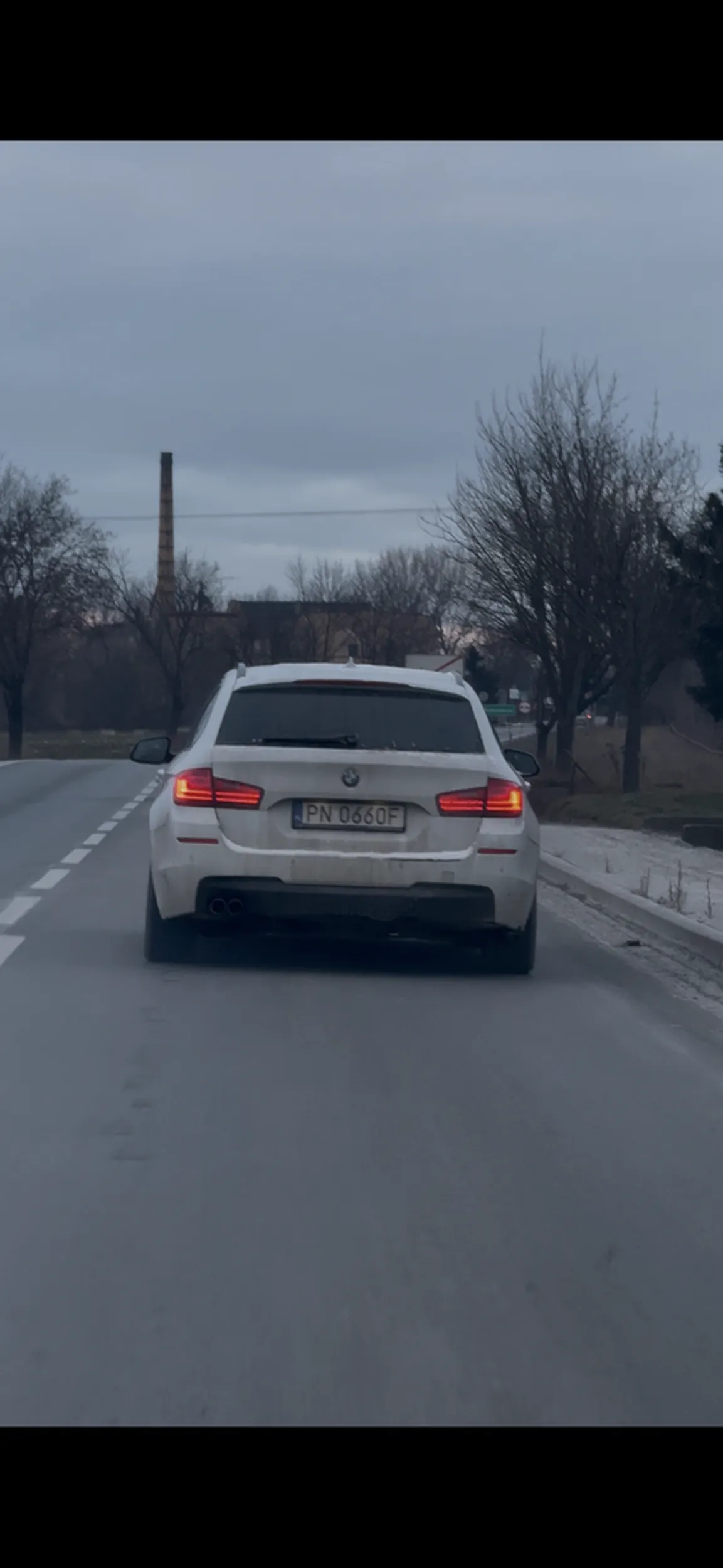 Kierowca tego auta powinen mieć cofnięte uprawnienia. Wyprzedza nie patrząc się w lusterka co spowodowało że musiałem zjechać na pobocze żeby nie spowodować wypadku. W dodatku problemy z kierunkowskazami…