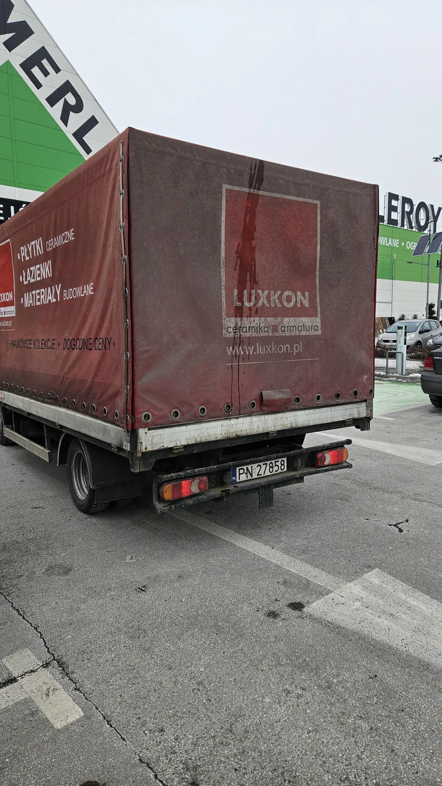 Uwaga kierowca frustrat / szeryf drogowy. Wyprzedzony uznał, że manewr był mega niebezpieczny. To spowodowało że trąbił namiętnie i jechał za mną na pełnym gazie na parking. Zatrzymał się blokując mi możliwość wyjazdu. Zero dyskusji argumenty siły. Dopiero świadkowie zdarzenia i zrobienie zdjęcia spowodowało odjazd Pana Wariata. Tak naprawdę zdarzenie powinno zostać zgłoszone na policję. Niestety znając realia funkcjonowania naszego państwa odpuściłem.