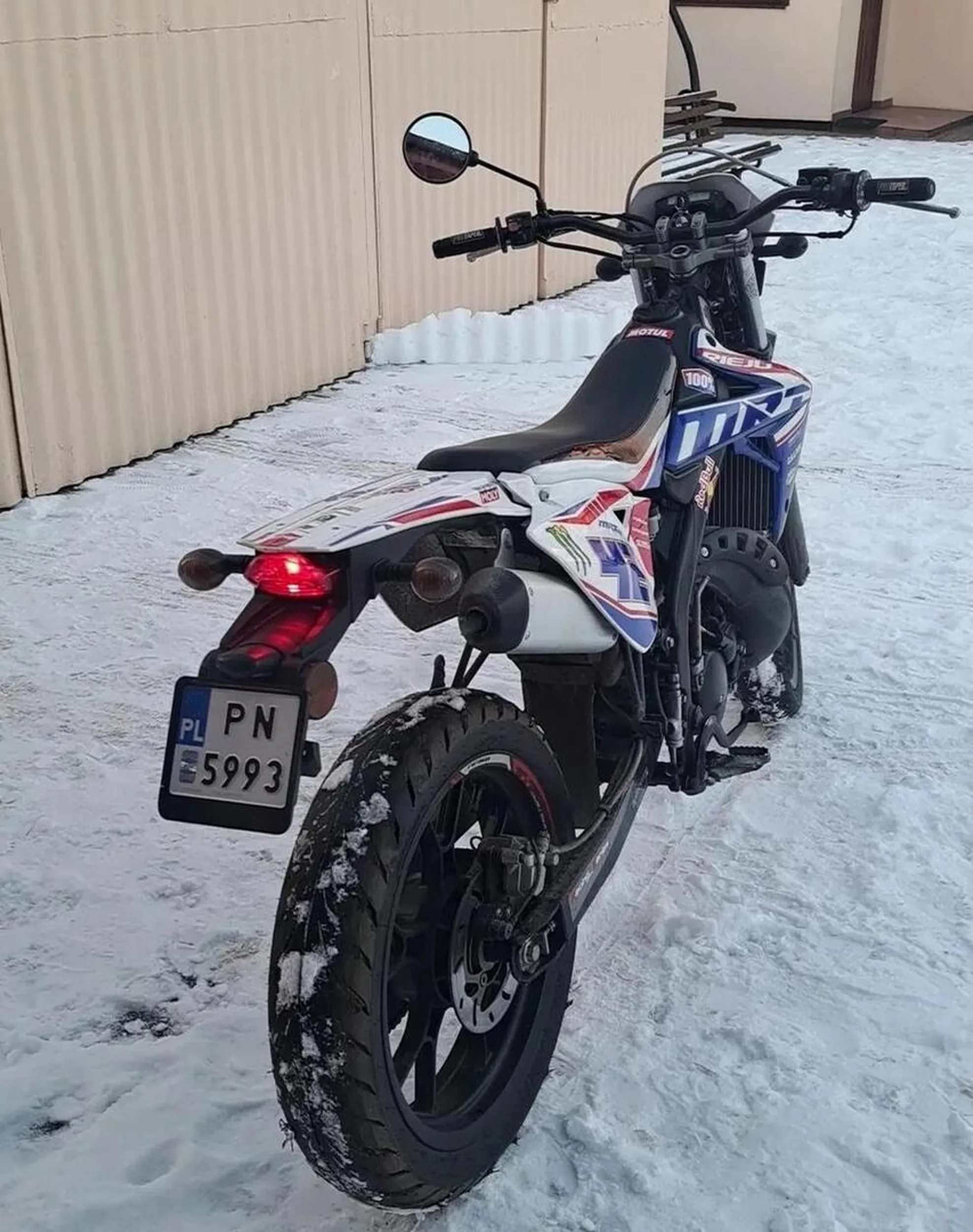 Jechał zarejestrowana 50 która powinna jechać 45km/h. Kierowca jednoślada jechał nim ponad 65km/h. Warjuje na drogach. Wyprzedza na podwójnej ciągłej oraz na pasach. Proszę uważać na tego kierowcę.