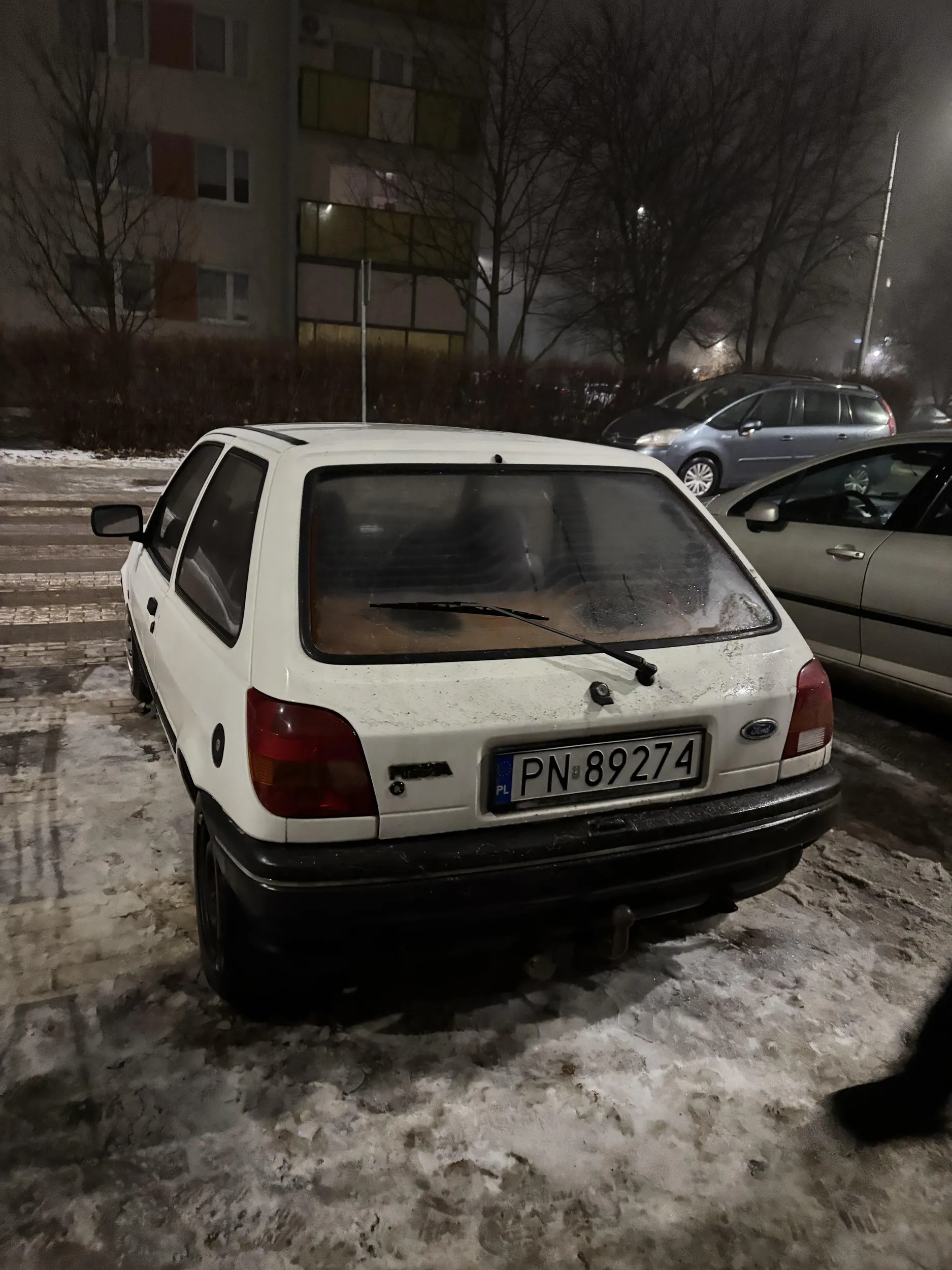 Staje na pasach i zastawia miejsce dobrym chłopaką