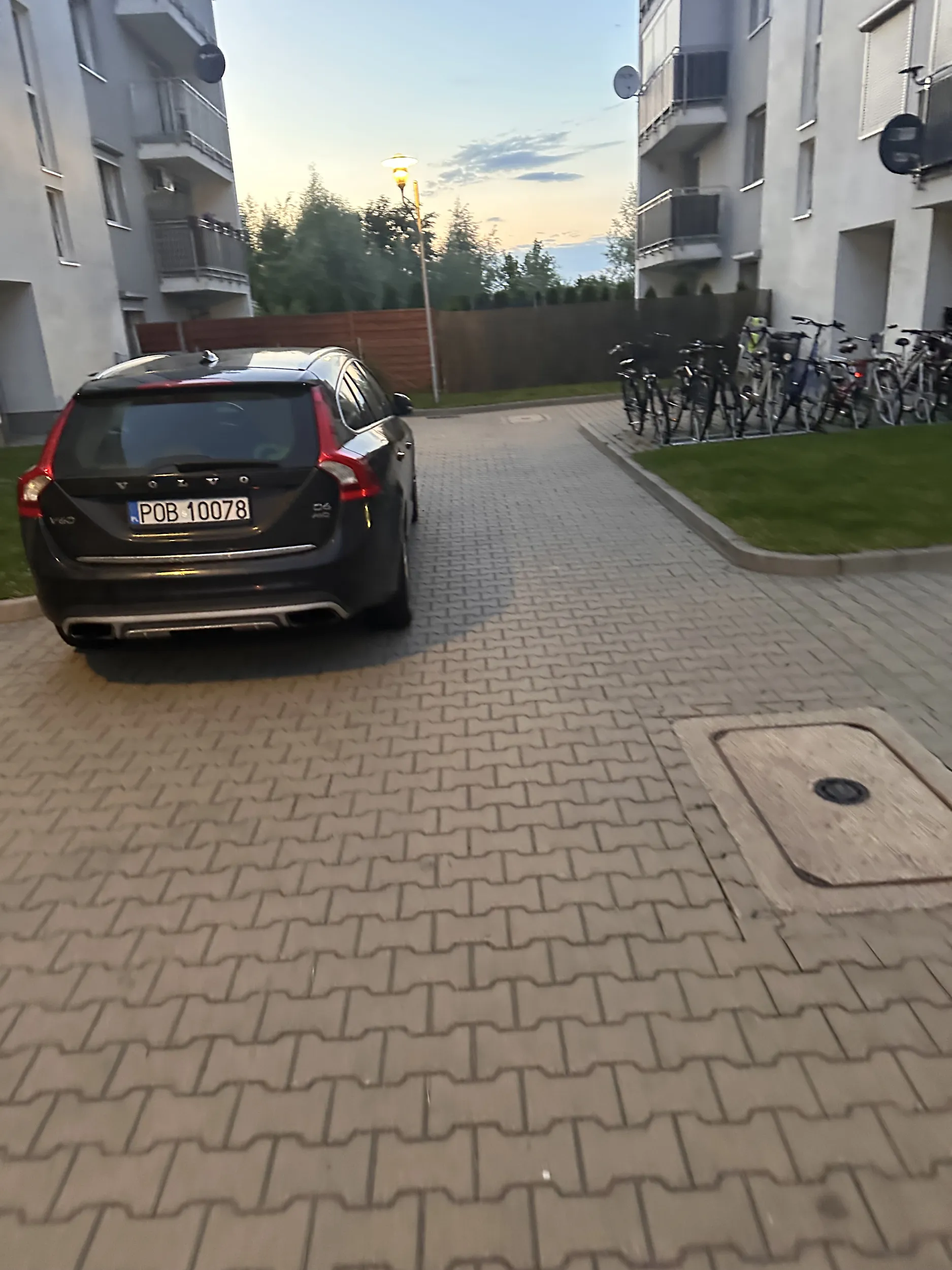 Pani ładuje auto z balkonu i obija innym samochody