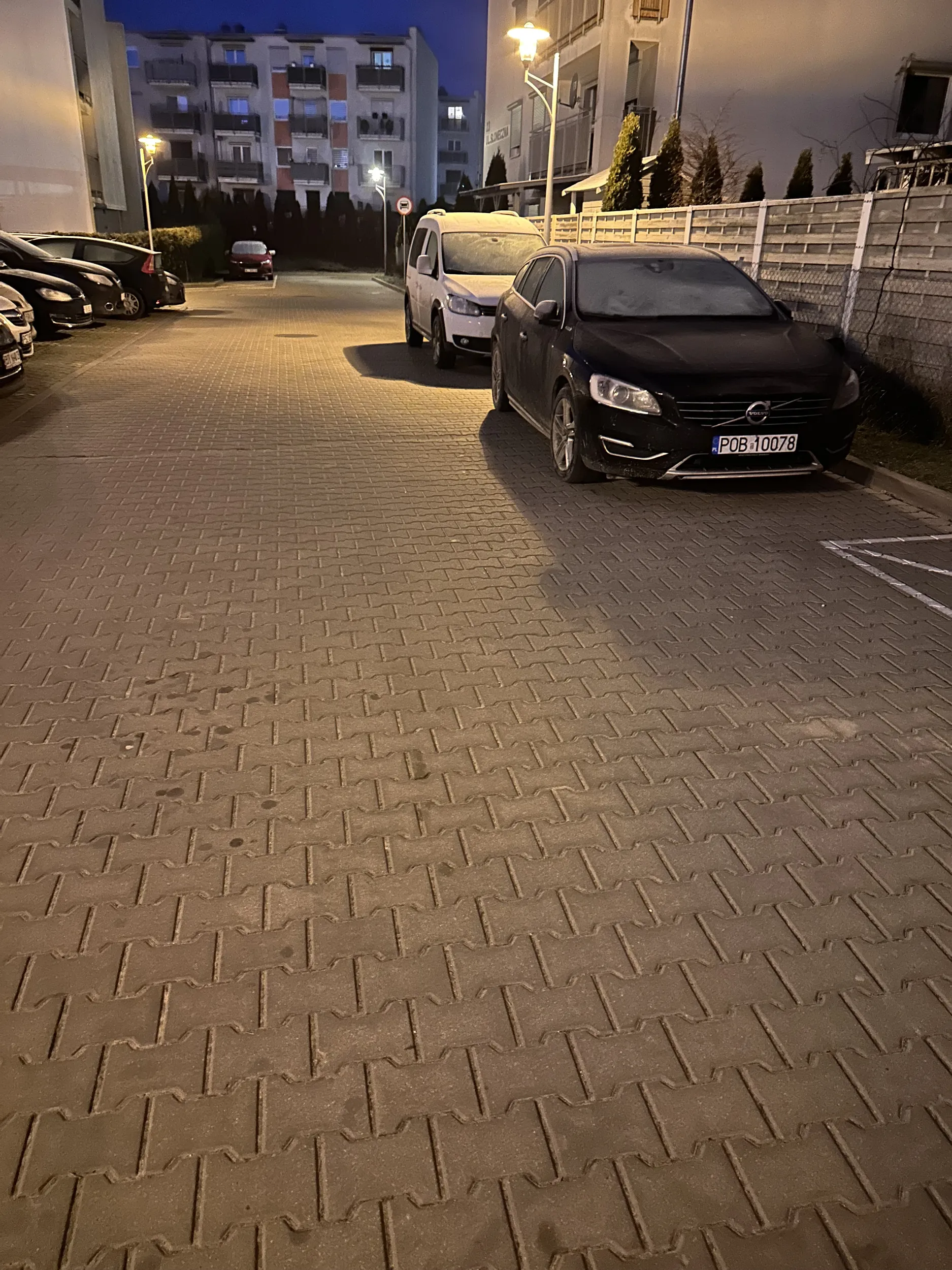 Pani ładuje auto z balkonu i obija innym samochody