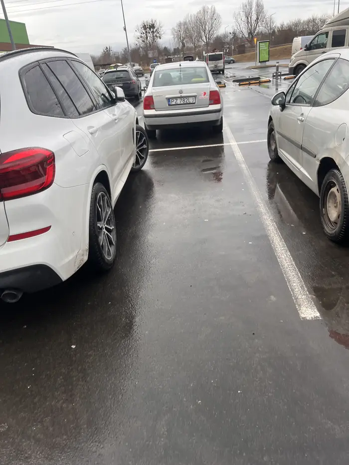 Linie jak widać bolą.