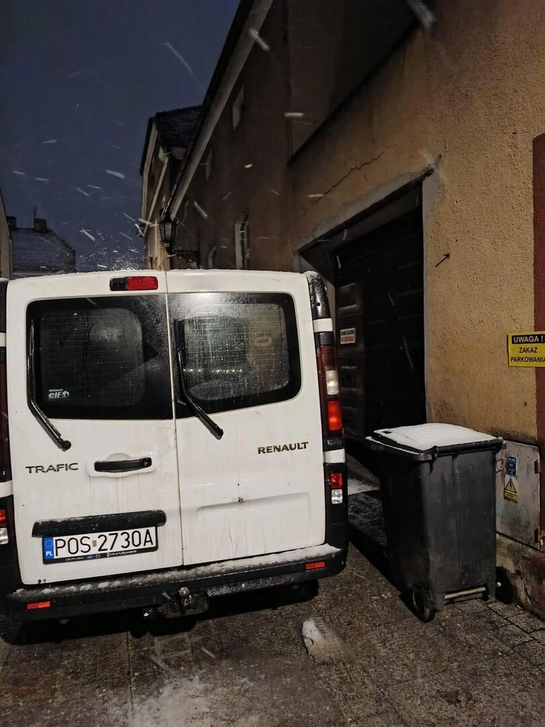 Jednak 2 zakazy parkowania i widoczna brama wjazdowa to chyba za mało. Gratuluję uniemożliwienia wyjazdu!