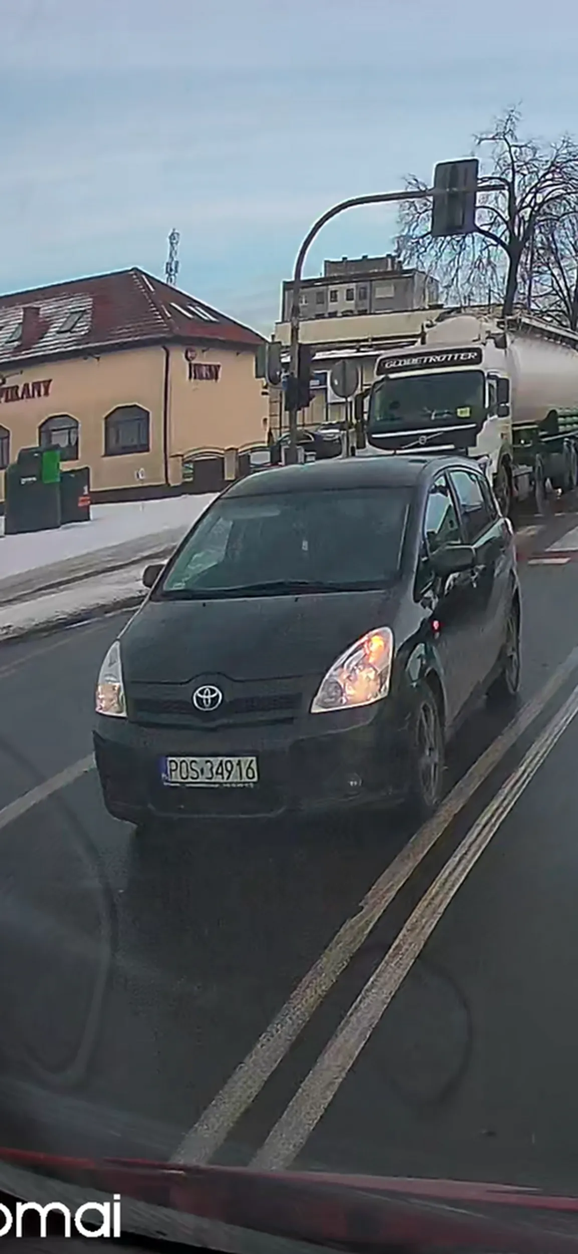 Kierowca chory psychicznie, specjalnie przyspiesza żeby spowodować kolizję i wymusić odszkodowanie!