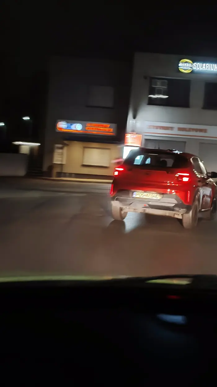 Zwolniłem na nierównościach na przejeździe kolejowym podjechał kierowca tego samochodu z dużą prędkością pod sam zderzak i zaczął migać długimi gdy zacząłem przyspieszać już za przejazdem kierowca wyprzedził mnie i zahamował gwałtownie gdy użyłem klaksonu powtórzył ten manewr kilkukrotnie rozpędzając się i zatrzymując w miejscu nawet na prawym pasie i na środku drogi żeby nie szło go wyminąć stwarzając wielokrotne niebezpieczeństwo na drodze i próbując doprowadzić do kolizji z moim pojazdem.