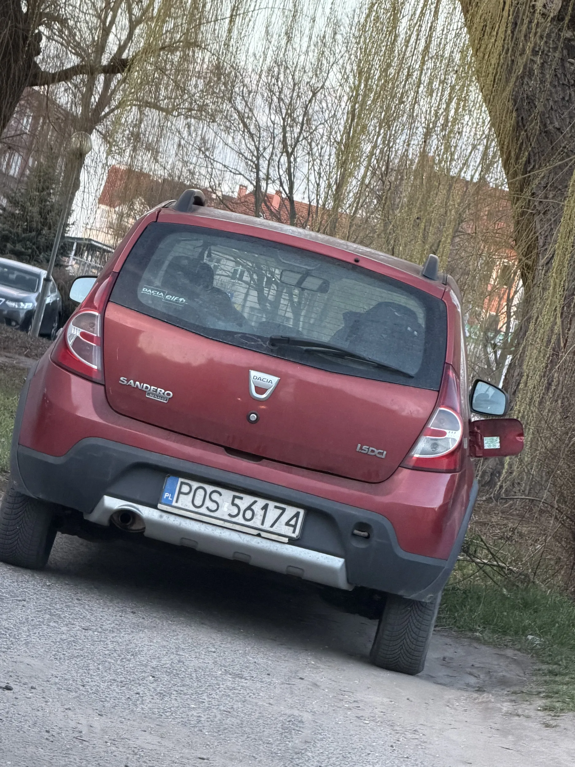 Pojazd z pozostawionym otwartym wlewem paliwa stoi w tym miejscu od wielu godzin. Może to stwarzać potencjalne zagrożenie pożarowe oraz ryzyko ingerencji w układ paliwowy. Może właściciel zobaczy i zabezpieczy samochód.