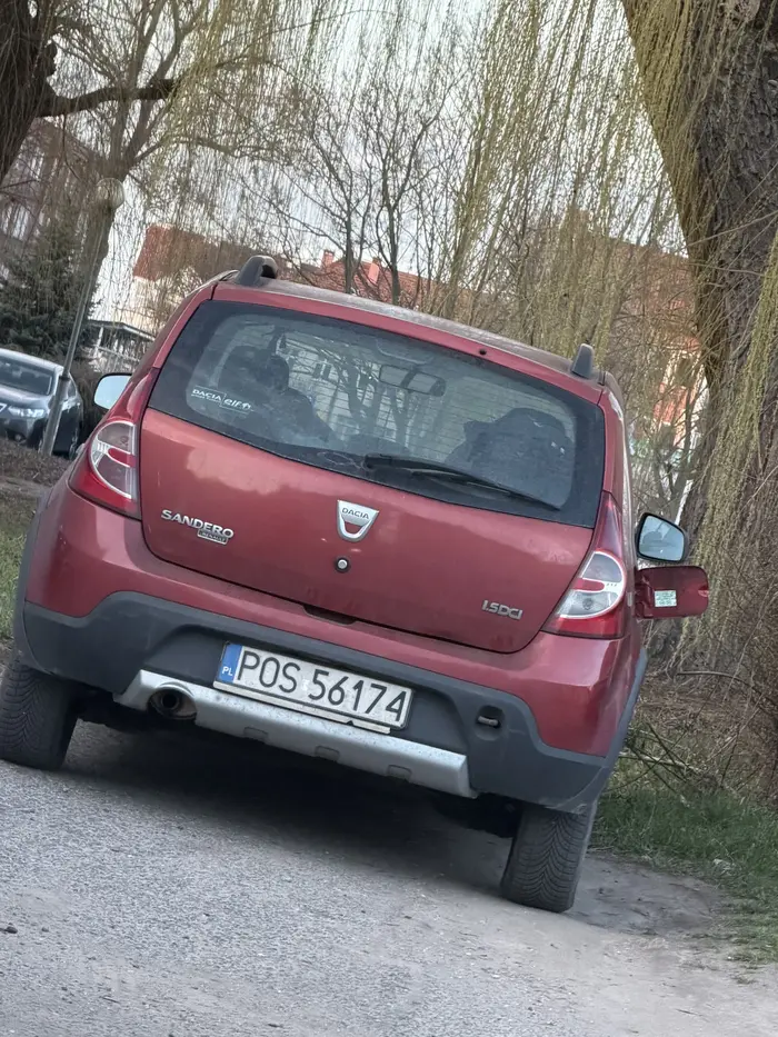 Pojazd z pozostawionym otwartym wlewem paliwa stoi w tym miejscu od wielu godzin. Może to stwarzać potencjalne zagrożenie pożarowe oraz ryzyko ingerencji w układ paliwowy. Może właściciel zobaczy i zabezpieczy samochód.