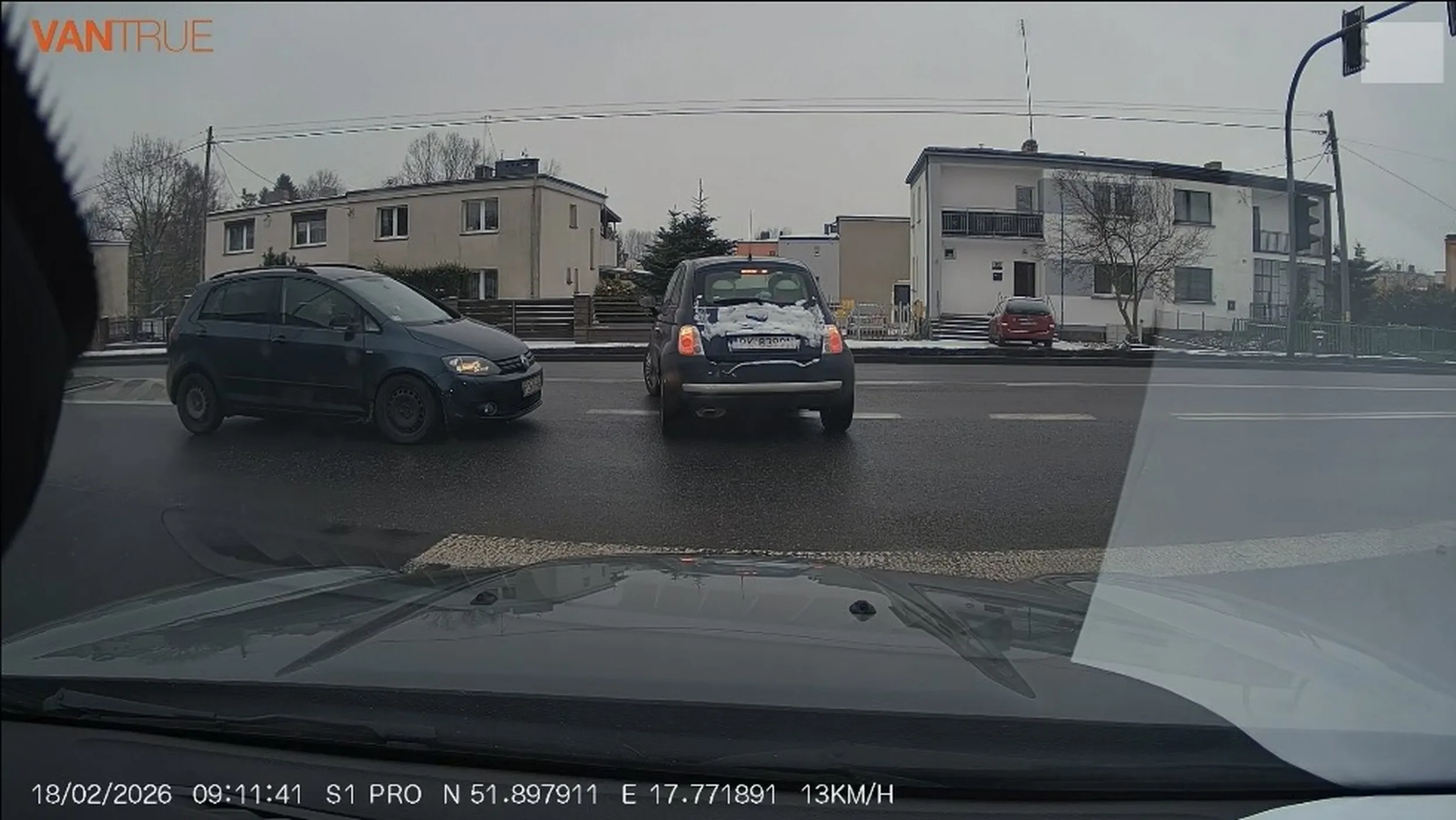 Dziadek przejechał na czerwonym świetle doprowadzając prawie do wypadku z fiatem który prawidłowo przejechał na zielonym - nagranie zostało wysłane na policję