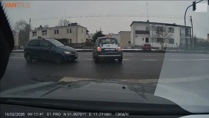 Dziadek przejechał na czerwonym świetle doprowadzając prawie do wypadku z fiatem który prawidłowo przejechał na zielonym - nagranie zostało wysłane na policję