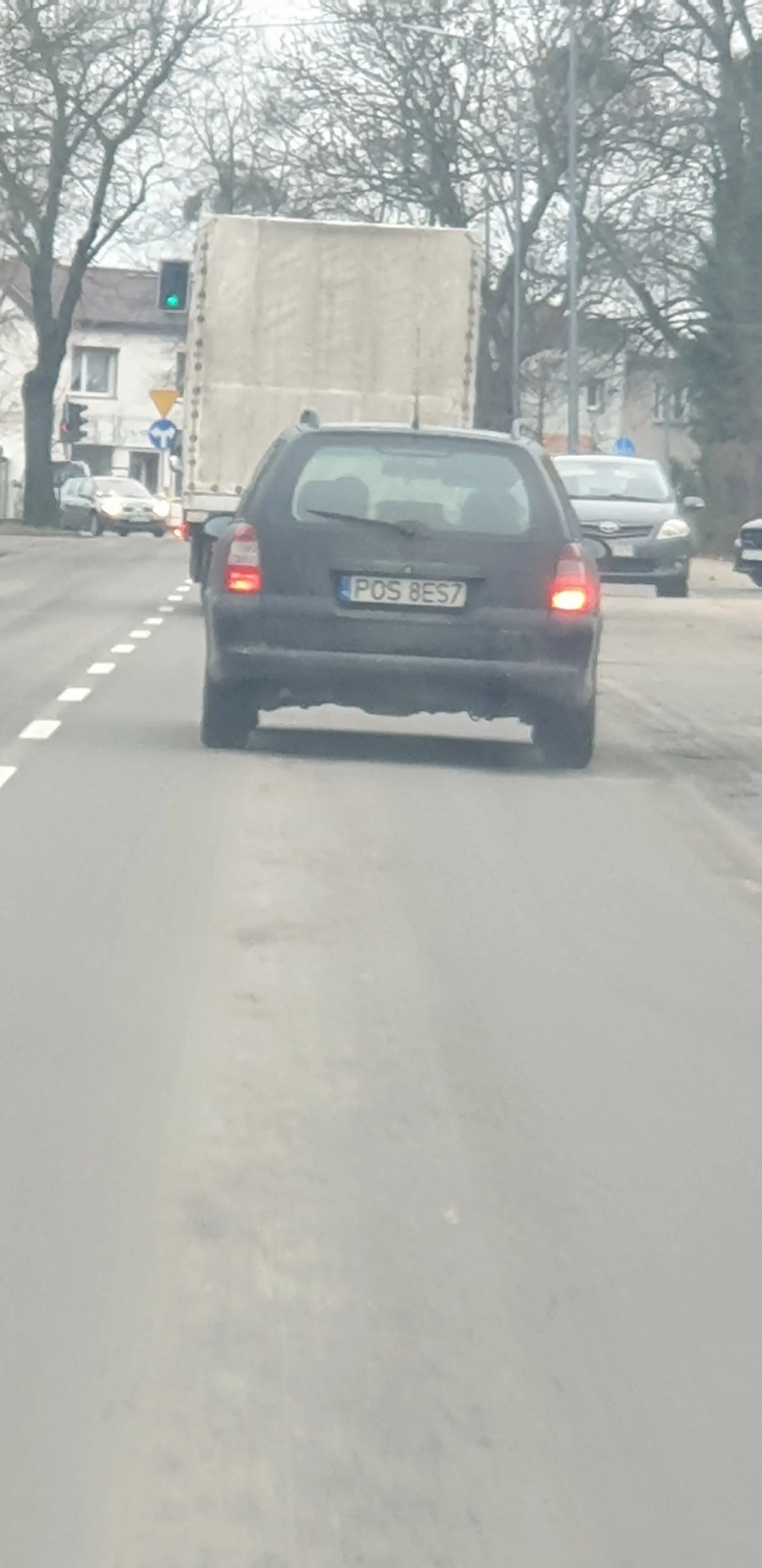 Bardzo chamska kobieta. Kiedyś trafisz pokazując środkowy palec na równego sobie.