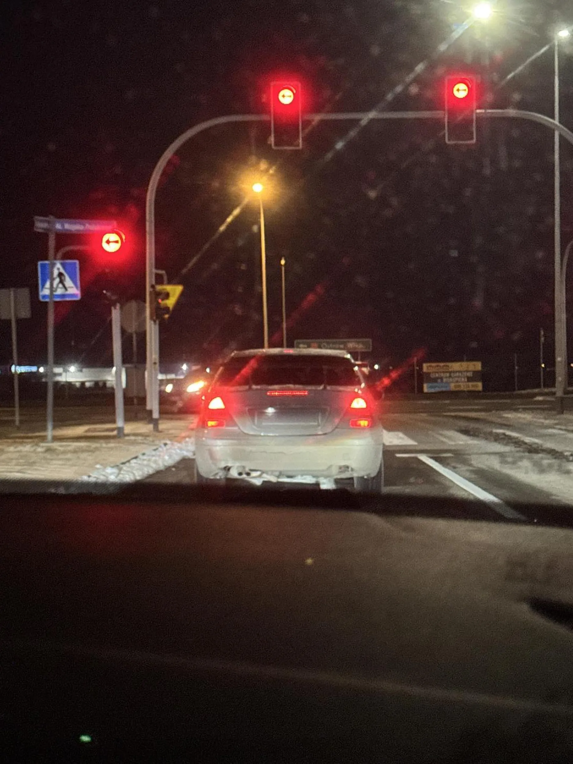 Nagminnie przekracza prędkość, nieczytelna tablica rejestracyjna, nieprawidłowe oświetlenie, nie zawsze użył kierunkowskazy.